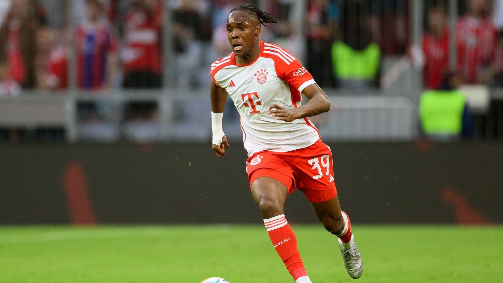 
                <strong>Mathys Tel</strong><br>
                Der Franzose, den die Bayern als Zukunftsaktie von Stade Rennes holten, erfüllte in seiner ersten Saison die ihm zugedachte Rolle als Backup-Stürmer zufriedenstellend. Tel überzeugte zumeist als Joker, ließ sein Talent einige Male aufblitzen und erahnen, wieso Ex-Trainer Julian Nagelsmann über den Neuzugang zu Saisonbeginn sagte, er könne irgendwann mal der beste Stürmer der Welt werden. In seiner ersten Spielzeit brachte es der 18-Jährige auf sechs Pflichtspiel-Treffer. Zur neuen Saison könnte Tel möglicherweise zum Zwecke regelmäßiger Spielpraxis verliehen werden, wie es zuletzt in Medienberichten hieß. ran-Note: 3
              