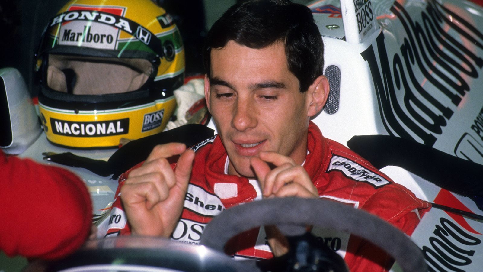 
                <strong>Ayrton Senna wird erstmals Formel-1-Weltmeister</strong><br>
                Er gilt als der beste Rennfahrer seiner Zeit, wenn nicht gar der Geschichte: Ayrton Senna. Der 1994 in Imola verstorbene Brasilianer wechselt zur Saison 1988 von Lotus zu McLaren-Honda und fährt gemeinsam mit seinem Stall-Rivalen Alain Prost die Konkurrenz in Grund und Boden. Wäre Senna nicht in Monza wenige Runden vor Schluss beim Überrunden über Jean-Louis Schlesser "gestolpert", die McLaren hätten alle 16 Grand Prix gewonnen. In Suzuka krönt sich Senna nach spektakulärem Finish zum Weltmeister vor Prost.
              