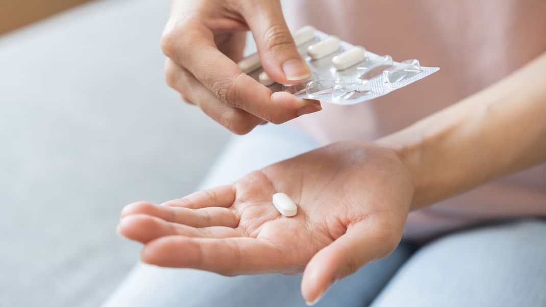 Viele Menschen greifen bei Schmerzen zu Ibuprofen.