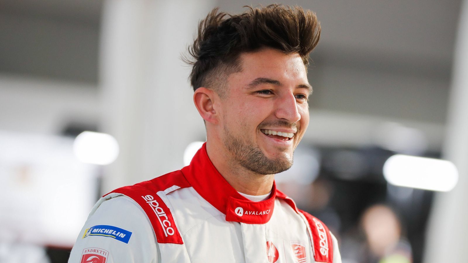 
                <strong>Jake Dennis (Andretti)</strong><br>
                Jake Dennis hat eine starke Saison 2021 absolviert, schrammte mit viel Pech knapp am Titel vorbei. Grundsätzlich gehört der Brite also auf jeden Fall zum Favoritenkreis. Die große Frage: Wie stark ist Andretti noch nach dem BMW-Ausstieg? 
              