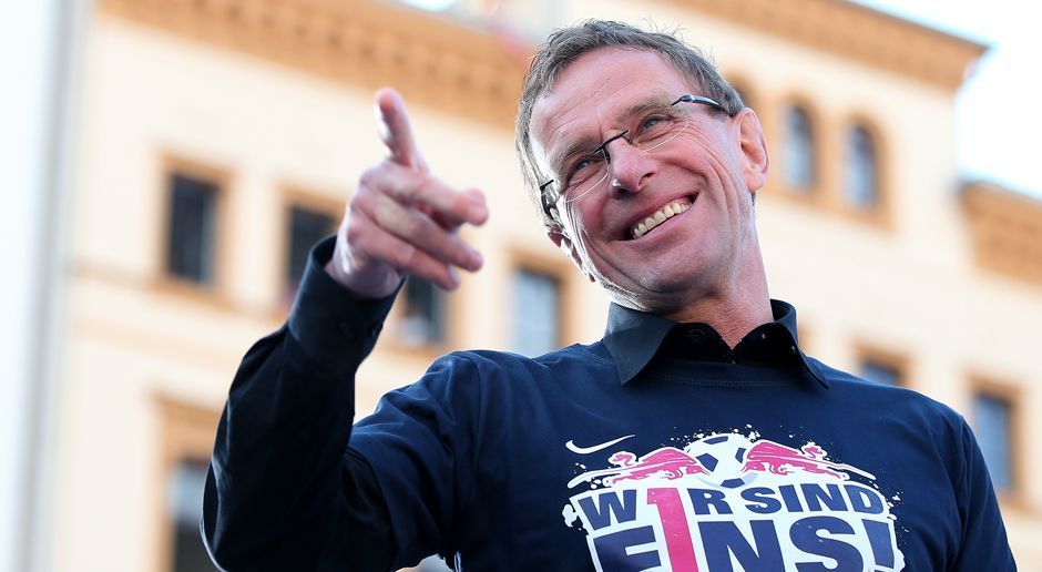 
                <strong>RB Leipzig mit Aufsteiger-Rekord</strong><br>
                RB Leipzig setzt auf dem Transfermarkt ein deutliches Zeichen, dass der Klub um jeden Preis in der Bundesliga bleiben will. RB-Sportdirektor Ralf Rangnick durfte für sieben neue Profis insgesamt 45 Millionen Euro investieren. Die Leipziger stellen damit eine neue Transfer-Bestmarke für einen Bundesliga-Aufsteiger auf. Noch nie zuvor hat sich ein neuer Bundesligist mit einer solch hohen Summe für die kommende Saison im Oberhaus verstärkt. (Quelle: transfermarkt.de)
              