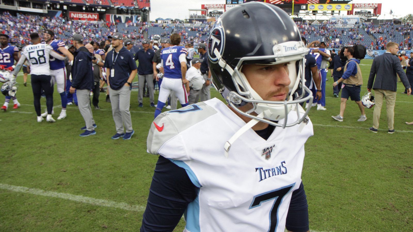 
                <strong>Verlierer: Cairo Santos</strong><br>
                Was für ein gebrauchter Tag für Cairo Santos: Der Kicker der Tennessee Titans versemmelte im Spiel gegen die Buffalo Bills alle vier Field-Goal-Versuche. Drei erfolgreiche Schüsse hätten gereicht, um die Niederlage abzuwenden. Über die bisherige Saison beträgt seine Trefferquote bei Field Goals nun mickrige 44 Prozent. Die Folge: Entlassung. Jetzt wird er ausgerechnet durch Double-Doink-Fehlschütze Cody Parkey ersetzt.
              