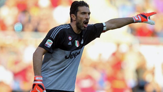 
                <strong>Gianluigi Buffon (Juventus Turin)</strong><br>
                Platz 5: Gianluigi Buffon - Die Juventus-Ikone soll ebenfalls mit vier Millionen Euro vergütet werden. Da kann er es wohl auch verschmerzen, dass er einen Teil davon an seine Ex-Frau Elena Seredova abdrücken muss. Die Ehe wurde 2014 geschieden. Das Paar hat zwei gemeinsame Söhne.
              