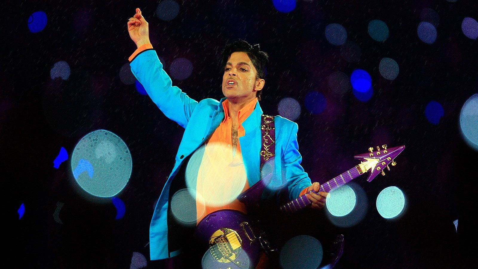 <strong>2007: Prince</strong><br>
                Der Auftritt von Prince beim Super Bowl im Jahr 2007 gilt als einer der besten überhaupt. Highlight der Show ist der Klassiker "Purple Rain", den Prince passenderweise im strömenden Regen anstimmt.

