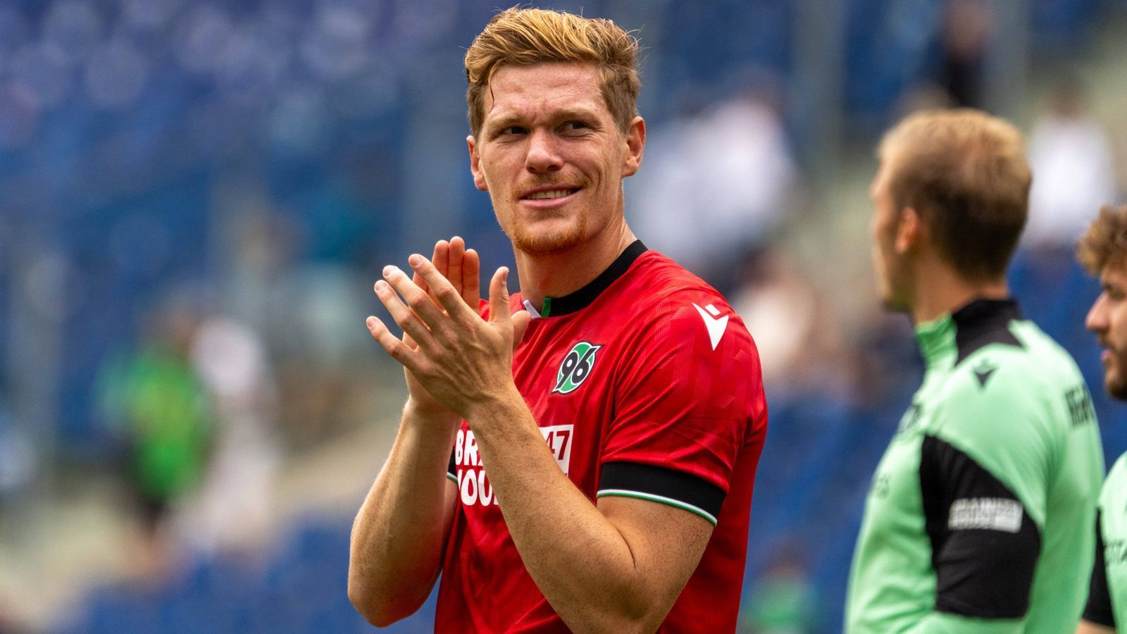 <strong>Marcel Halstenberg (Hannover 96)</strong><br>
                Erst kürzlich gelang Hannover 96 ein Transfer-Coup. Die Niedersachsen holten Außenverteidiger Marcel Halstenberg von Champions-League-Teilnehmer RB Leipzig. Für den 31-Jährigen ist es eine Rückkehr, denn Halstenberg spielte bereits bis 2011 für Hannover, wo er nun einen Vertrag bis 2025 unterzeichnete. "Bei mir ist die berühmte Floskel tatsächlich wahr: Ich habe als kleiner Junge wirklich in 96-Bettwäsche geschlafen. Bei&nbsp;Hannover 96&nbsp;habe ich fast meine gesamte Jugend verbracht und meine Familie und mein Freundeskreis sind hier fest verwurzelt", sagte Halstenberg anlässlich seiner Rückkehr.&nbsp;
