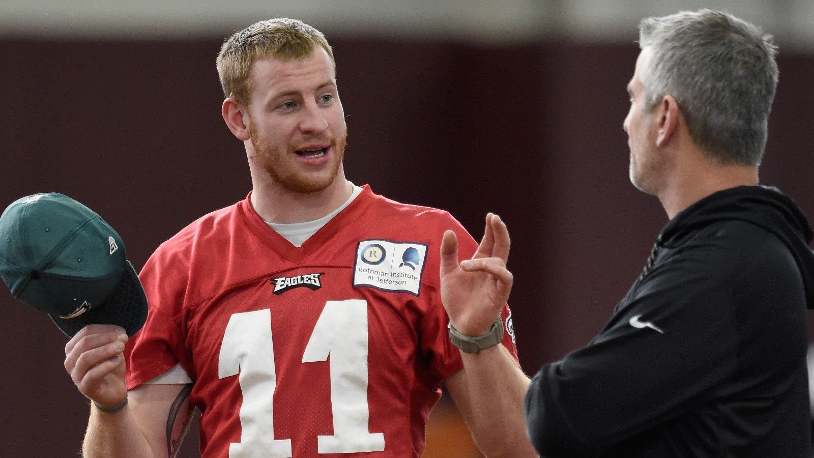 
                <strong>Indianapolis Colts</strong><br>
                Bei den Colts ist die QB-Situation unklar. Der für ein Jahr gekommene Philip Rivers muss sich in der Offseason möglicherweise einer OP am Fuß unterziehen, außerdem kann niemand sagen, ob und wann der 39-Jährige zurücktritt. Backup Jacoby Brissett wird Free Agent. Bleibt noch Viertrundenpick Jacob Eason. Ein Interesse an Wentz ergibt Sinn, vor allem weil die Colts an keinen QB langfristig gebunden sind und Head Coach Frank Reich (Foto) Wentz noch aus Eagles-Zeiten kennt. Vor der Verpflichtung von Rivers war das Team an Nick Foles dran. Ein Interesse an Wentz ist also alles andere als weit hergeholt. Auch finanziell könnte Indy einen Wechsel verkraften. Weit mehr als 40 Millionen US-Dollar stehen an Cap Space für Quarterbacks zu Verfügung, das Geld verfällt Ende 2020.
              