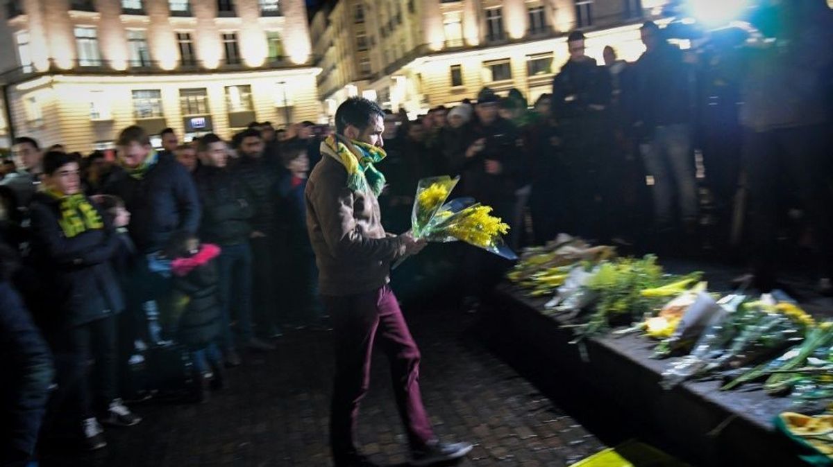 Fans des FC Nantes legen Blumen für Sala nieder