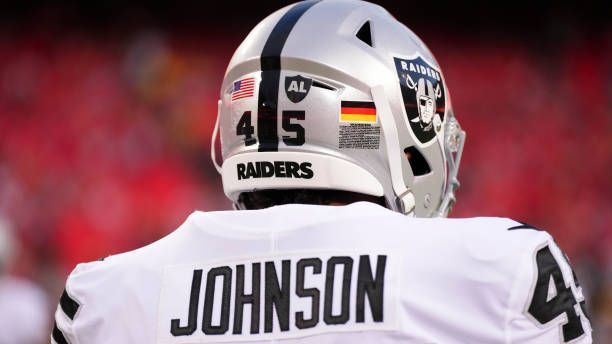 <strong>Las Vegas Raiders (1)</strong><br>Jakob Johnson lief nach seinem Stint bei den Patriots auch für die Raiders auf, die ihn 2022 unter Vertrag nahmen. Bereits im November des Folgejahres entließ die Franchise den deutschen Fullback jedoch, nur damit diese in wenige Tage später, dieses Mal in den Practice Squad, aufnehmen. Anschließend gelang dem Deutschen auch erneut der Sprung in den aktiven Kader. Zu Saisonende 2023 lief sein Vertrag jedoch in Las Vegas aus.