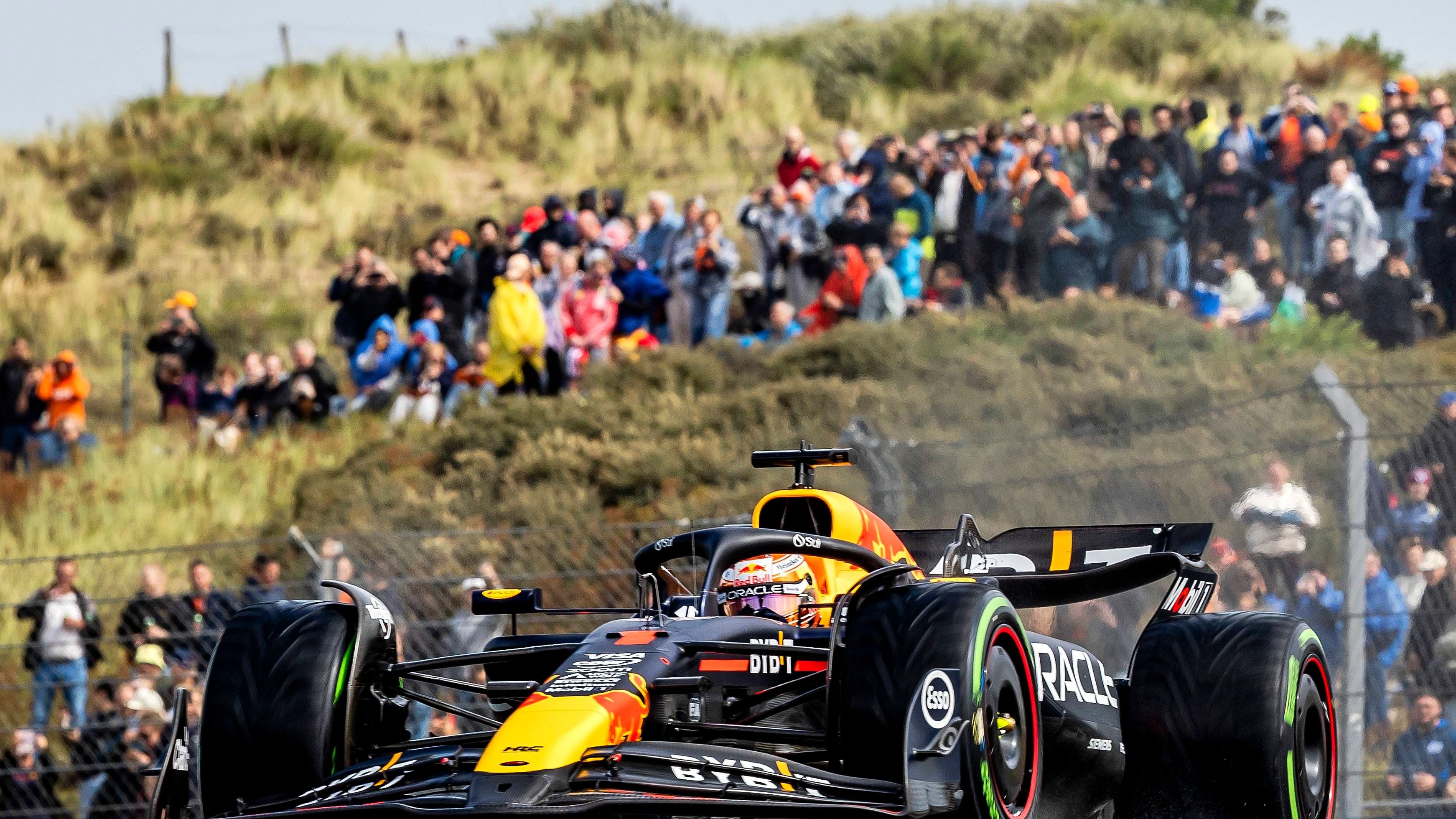 <strong>Formel 1 in Zandvoort: So teuer ist das Spektakel für die Fans</strong><br>Max Verstappen begeistert in Zandvoort die niederländischen Fans. Wer das Spektakel vor Ort erleben möchte, wird allerdings ordentlich zur Kasse gebeten. <strong><em>ran</em></strong> verrät, wie viel Geld die Fans hinblättern müssen.&nbsp;