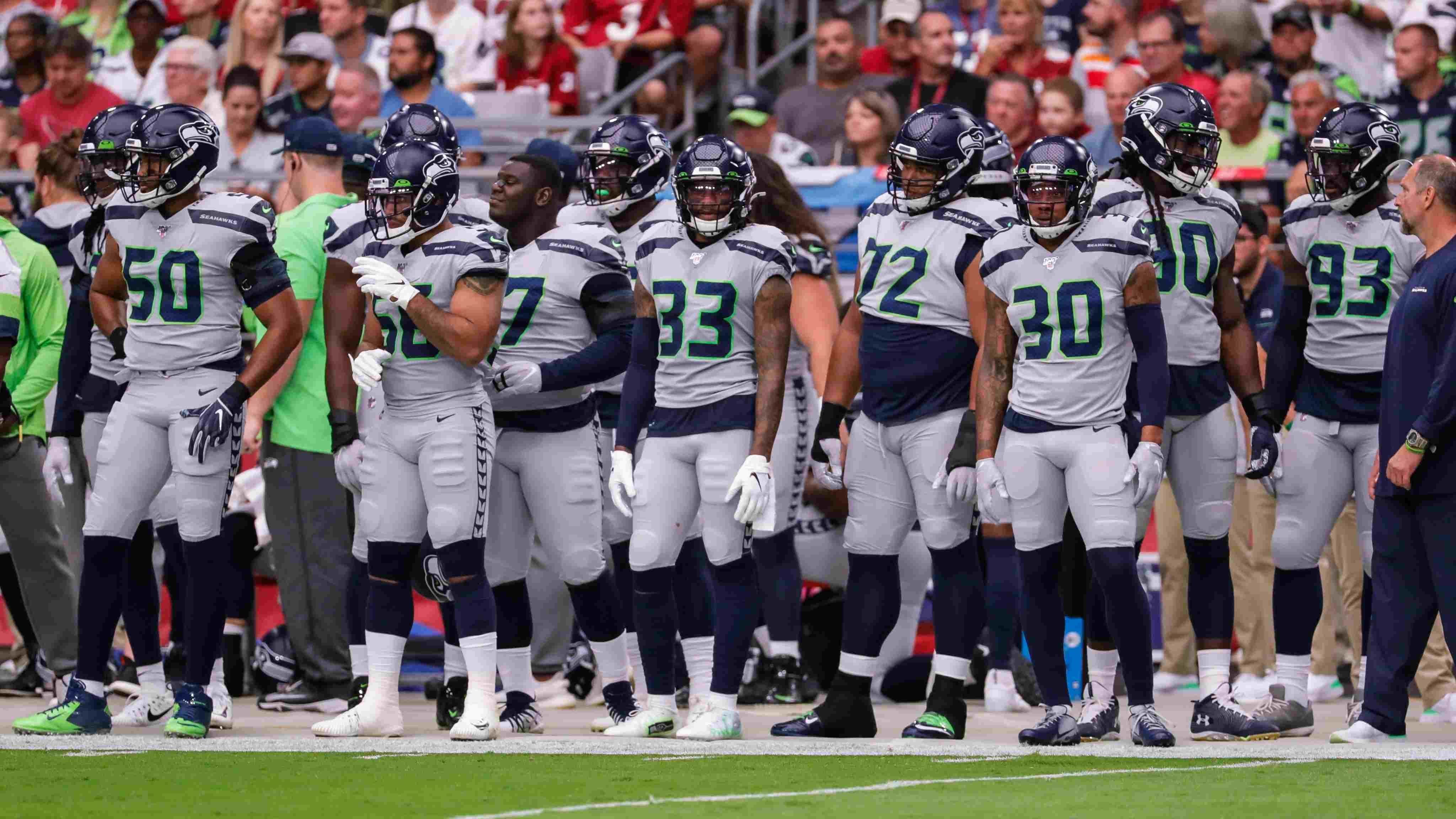 
                <strong>Seattle Seahawks </strong><br>
                Dass die Seattle Seahawks nicht vor Blockbuster-Trades zurückschrecken haben sie in der Vergangenheit schon des öfteren bewiesen. Auch in der vergangenen Saison sorgten sie für Aufsehen, als sie Jadeveon Clowney von den Houston Texans loseisten. Falls die Seahawks für Adams traden, wären sie eins der Teams von dieser Liste, die ihm wohl die besten finanziellen Perspektiven aufzeigen könnten. Ein Safety-Tandem aus Jamal Adams und Quandre Diggs würde sie in dieser starken Division defensiv enorm upgraden. In der vergangenen Saison haben die Seahawks die sechst meisten Passing-Yards zugelassen, da dürfte ihnen in der Defense jede Hilfe recht sein. Ob die Seahawks jedoch bereit sind, hohes Draftkapital für die Zukunft abzugeben, wird sich zeigen.ran-Einschätzung: Die Seahawks sind immer ein Kandidat für Blockbuster-Trades. Während sie jedoch für Clowney und Co. oft nur geringe Picks abgeben mussten, wäre der Preis für Adams deutlich höher anzusetzen. 
              