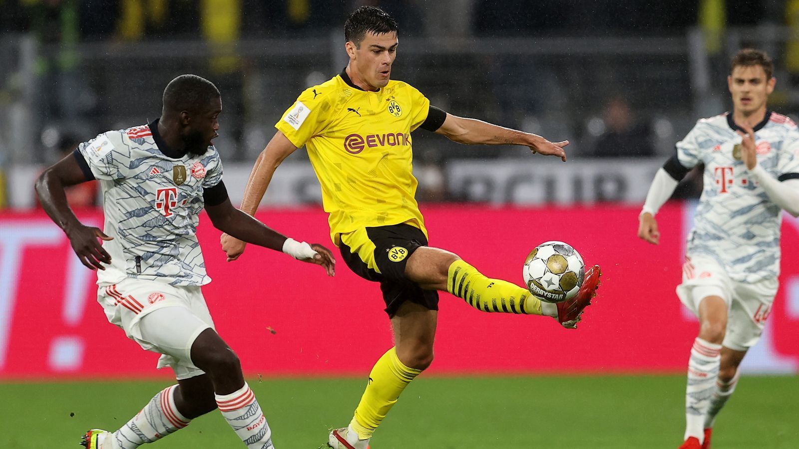 
                <strong>Giovanni Reyna (Borussia Dortmund)</strong><br>
                Der US-Amerikaner hat in der Offensive recht wenige, gute Momente, verliert immer mal wieder die Bälle gegen die Münchner. Auch seine Standards bringen kaum einmal gefährliche Situationen – nicht der beste Tag des so talentierten Giovanni Reyna im BVB-Trikot. ran-Note: 4
              