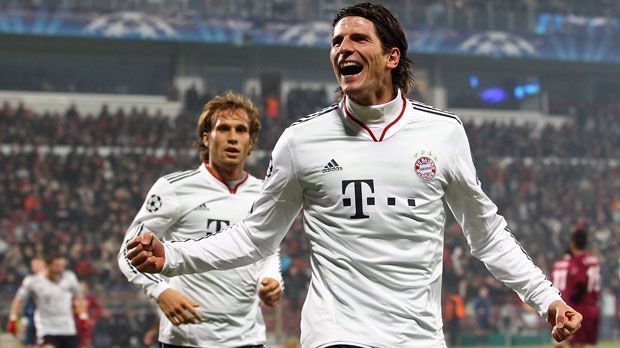 
                <strong>Mario Gomez (FC Bayern) - 3. November 2010</strong><br>
                Es dauerte eine Weile, bis wieder ein deutscher Spieler einen Dreierpack in der Champions League schnürte. Am vierten Gruppenspieltag der Saison 2010/11 erzielte Mario Gomez beim 4:0 der Bayern in Cluj die ersten drei Tore und schoss den Rekordmeister damit vorzeitig ins Achtelfinale. Dort war dann allerdings gegen Inter Mailand Schluss: Nach einem 1:0 im Giuseppe-Meazza-Stadion verloren die Bayern zuhause mit 2:3 und schieden aufgrund der Auswärtstorregel aus.
              