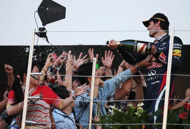 
                <strong>Champagnerdusche mal anders</strong><br>
                Bei seinem letzten Auftritt als Formel-1-Fahrer in Japan gibt sich Webber gönnerhaft. Während der Siegerehrung duscht der zweitplatzierte Australier die Fans mit Champagner
              