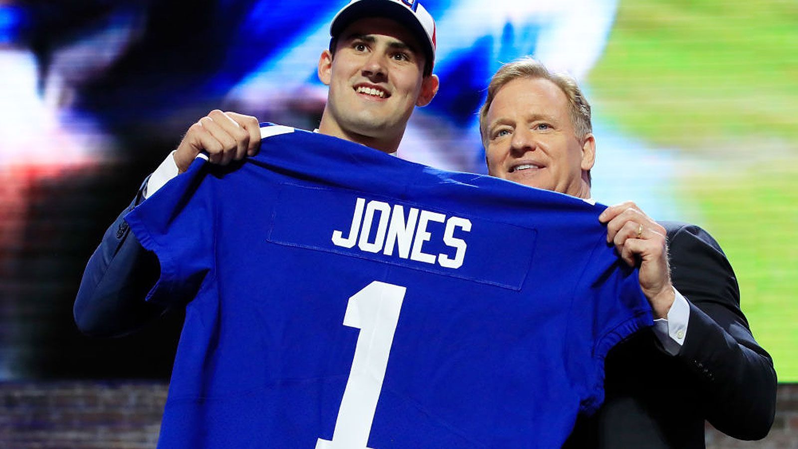 
                <strong>Die Draft Picks der New York Giants (10)</strong><br>
                Pick 6: Daniel Jones (Foto/Duke, QB)Pick 17: Dexter Lawrence (Clemson, DT)Pick 30: DeAndre Baker (Georgia, CB)Pick 95: Oshane Ximines (Old Dominion, DE)Pick 108: Julian Love (Notre Dame, CB)Pick 143: Ryan Connelly (Wisconsin, LB)Pick 171: Darius Slayton (Auburn, WR)Pick 180: Corey Ballentine (Washburn, CB)Pick 232: George Aasafo-Adjei (Kentucky, T)Pick 245: Chris Slayton (Syracause, DT)
              