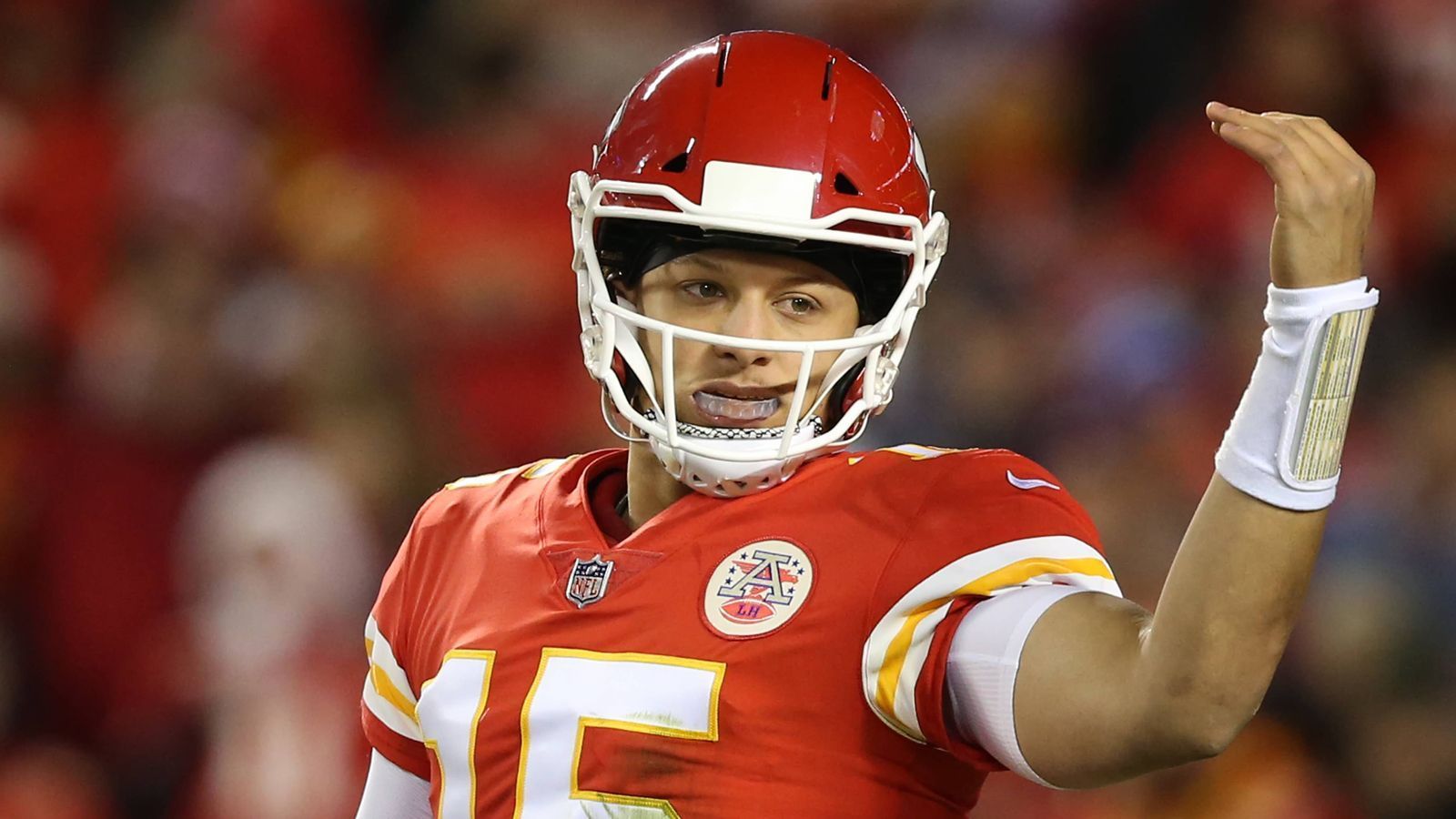 
                <strong>Saison 2 (2001 vs 2018)</strong><br>
                Patrick Mahomes schlägt auf dem Feld etwas spektakulärer ein. Von Beginn an Starter, wirft er für 5097 Yards, 50 Touchdowns und zwölf Interceptions, er bringt 66 Prozent seiner Pässe zum Mann. Die Chiefs erreichen problemlos die Playoffs und scheitern dort im AFC-Championship-Game an den Patriots um Brady (31:37 nach Verlängerung). Es ist seine bis dato einzige Niederlage in den Playoffs. Mahomes wird nach seiner starken Regular Season zum MVP gewählt, vorher bereits in den Pro Bowl.
              