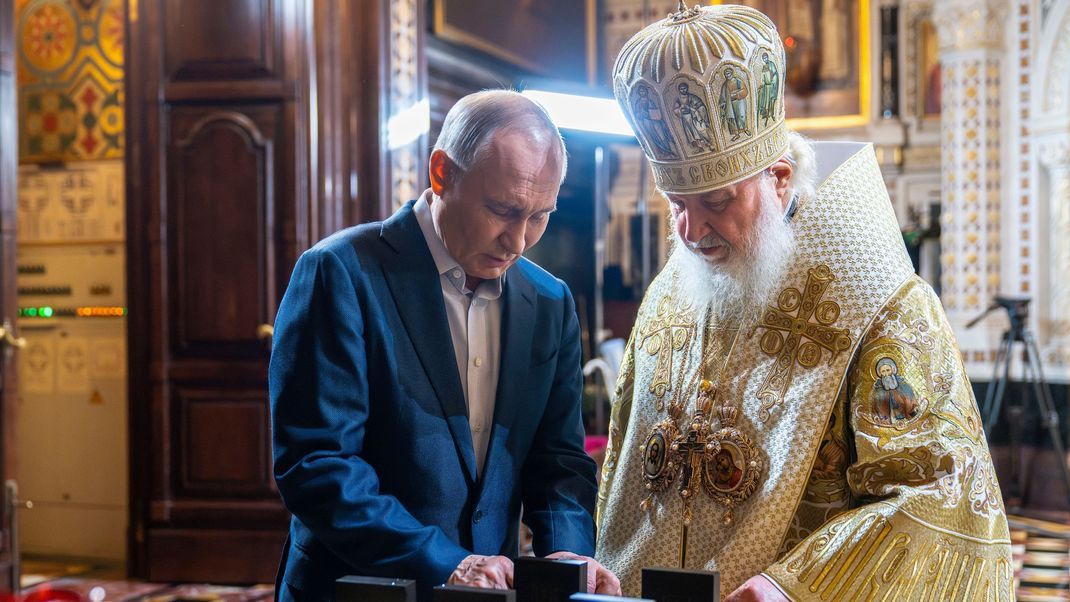 Der russische Präsident Wladimir Putin und der russisch-orthodoxe Patriarch Kirill nach dem Weihnachtsgottesdienst in der Christ-Erlöser-Kathedrale in Moskau.