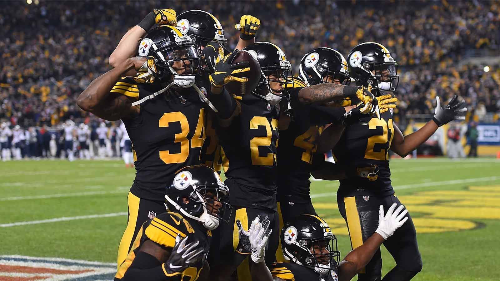 
                <strong>Pittsburgh Steelers (8-5-1) 4th Seed</strong><br>
                Die Pittsburgh Steelers sind mit der Bilanz von 8-5-1 im Moment auf dem vierten Platz der AFC. Das berechtigt zu einem Heimspiel am ersten Playoff-Wochenende in der Wildcard Round. Das Team um Ben Roethlisberger kann sich mit einem Sieg gegen die New Orleans Saints bei einer parallelen Niederlage von Division-Konkurrent Baltimore Ravens gegen die Los Angeles Chargers die AFC North sichern. Dreht man die Ergebnisse um, droht den Steelers allerdings das Verpassen der Playoffs. Denn dann würden die Ravens die Führung im Norden übernehmen. Gewinnen dann noch die Colts bzw. die Titans beide Spiele, wären die Steelers raus. Aber: Sollten dann noch die Texans und die Patriots die kommenden beiden Wochen straucheln, können die Steelers mit zwei Siegen sogar noch eine freie erste Playoffwoche klar machen.Nächste Gegner: at New Orleans, vs. Cincinnati
              