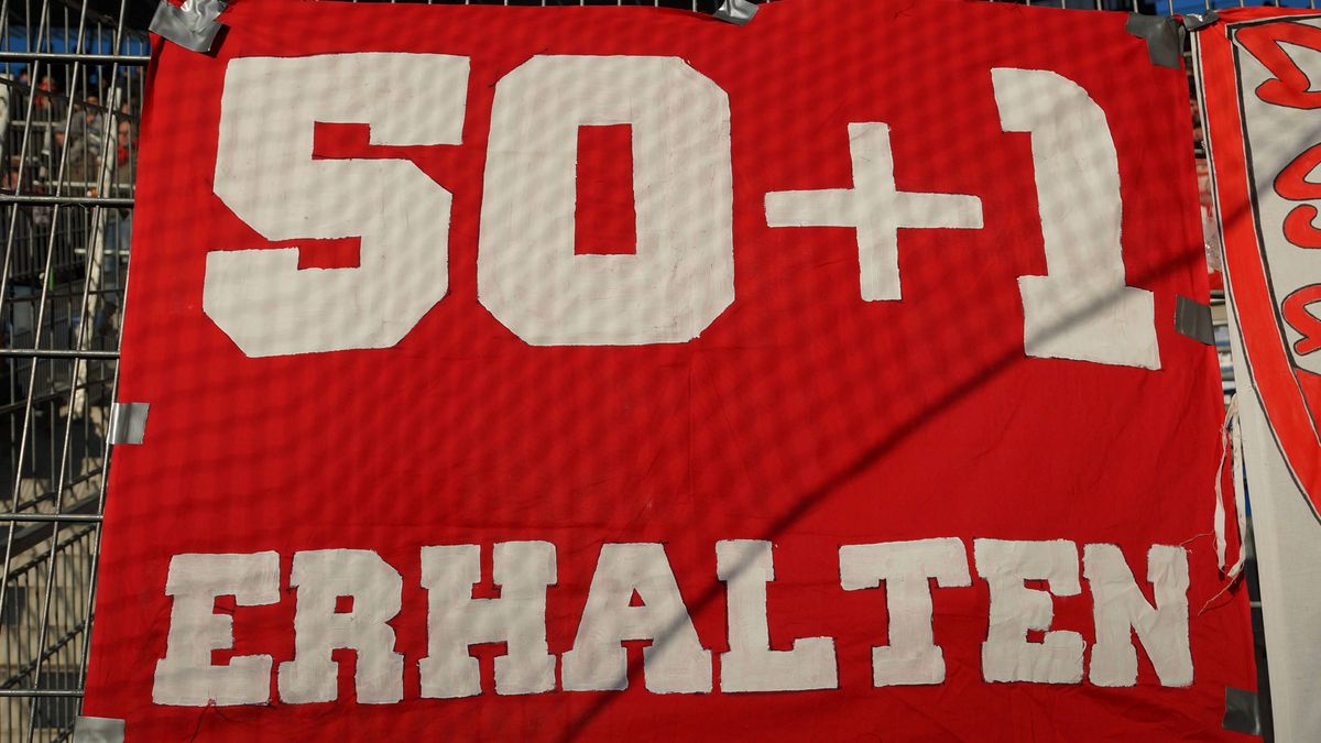 50 + 1 erhalten, Investoren im Fußball, Bundesliga, Banner der fans und Ultras des SC Freiburg, 50 Plus 1 - Archiv RECORD DATE NOT STATED - *** 50 1 receive, investors in soccer, Bundesliga, banner...