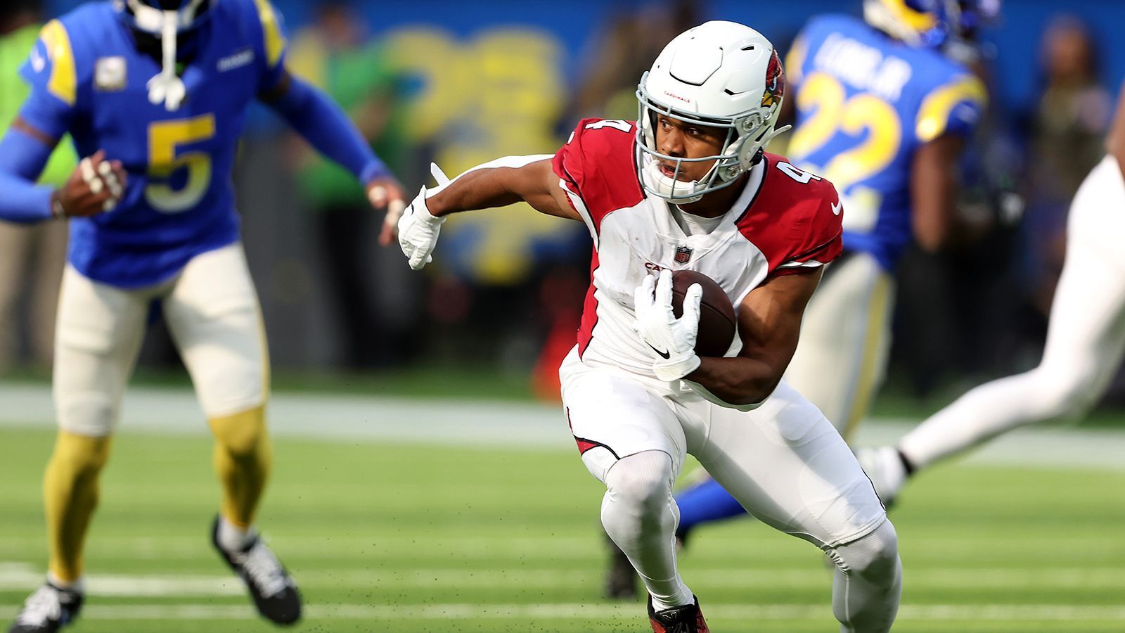 
                <strong>Platz 28: Arizona Cardinals</strong><br>
                &#x2022; Starter: Rondale Moore, Greg Dortch, Marquise Brown<br>&#x2022; Backups: Michael Wilson, Zach Pascal, Andre Baccellia<br>In die großen Fußstapfen von DeAndre Hopkins dürfte so schnell keiner hineintreten, dennoch haben die Cardinals einige solide Anspielstationen im Angebot. Rondale Moore und Marquise Brown sind seit einigen Jahren in der Liga und konnten immer wieder gute Akzente setzen. Greg Dortch entpuppte sich im vergangenen Jahr als einer der wenigen Lichtblicke in der Cardinals-Offense. Rookie Michael Wilson bringt die Größe und Länge mit, die die drei Starter nicht unbedingt haben und kann situativ eingesetzt werden. Gleiches gilt für Zach Pascal. 
              