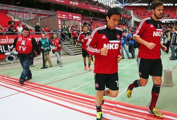 
                <strong>1. FC Nürnberg - Borussia Dortmund 1:1</strong><br>
                Herzlich willkommen im neuen Zuhause: Gemeinsam mit Per Nilsson betritt Nürnbergs neuer Abräumer Makoto Hasebe sein neues Heimstadion erstmals in Arbeitsklamotten. Der Gegner ist kein Geringerer als Tabellenführer Borussia Dortmund
              