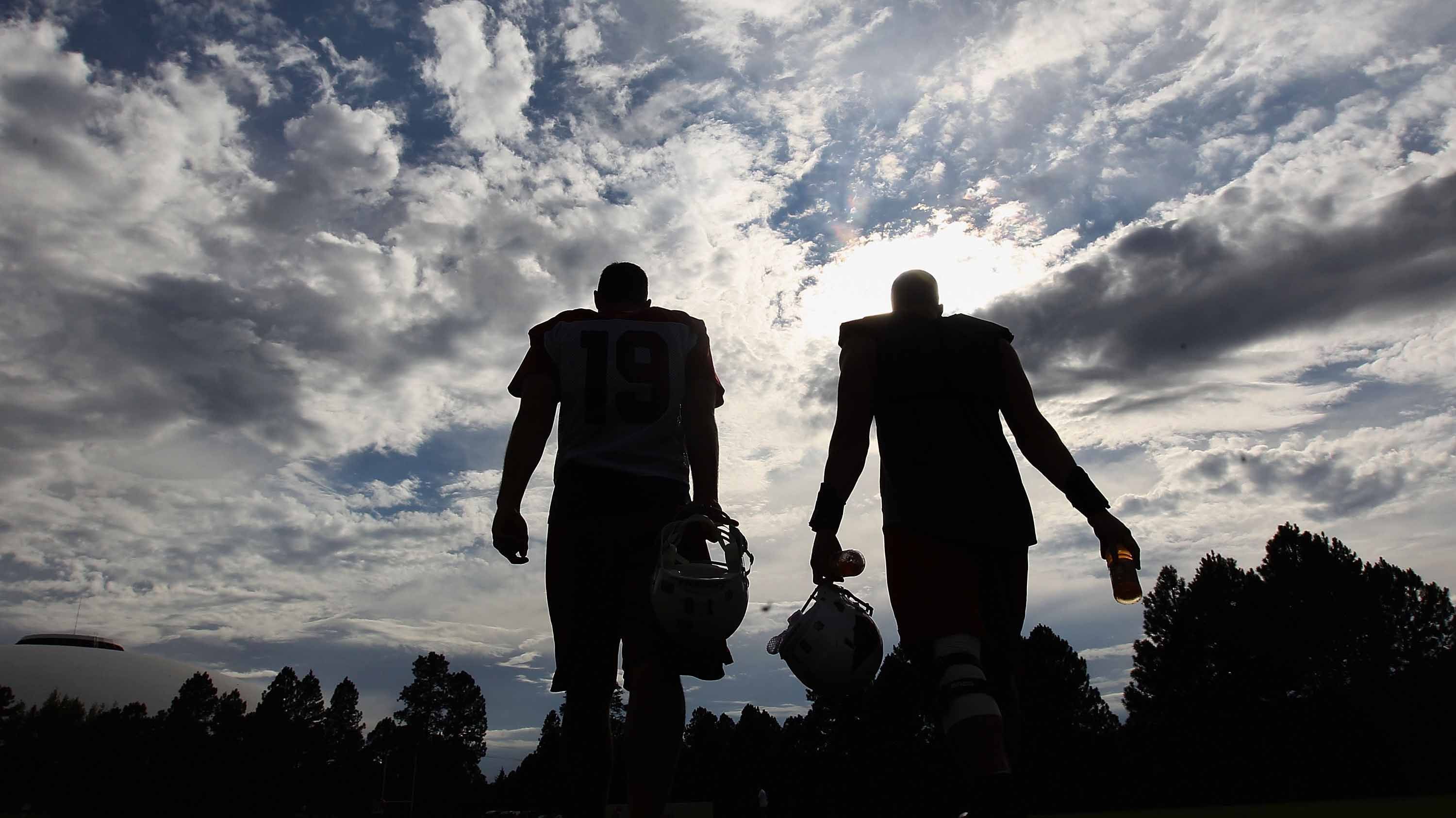 
                <strong>Wie können Spieler trotz Beschränkungen in Form bleiben?</strong><br>
                Die NFL-Athleten dürfen sich mit Mitspielern treffen und trainieren. Dabei müssen die Richtlinien der jeweiligen Bundesstaaten für Treffen eingehalten werden. Einige Spieler haben von ihren Franchises Trainingsequipment im Wert von 1.500 Dollar erhalten, um sich fit zu halten.
              