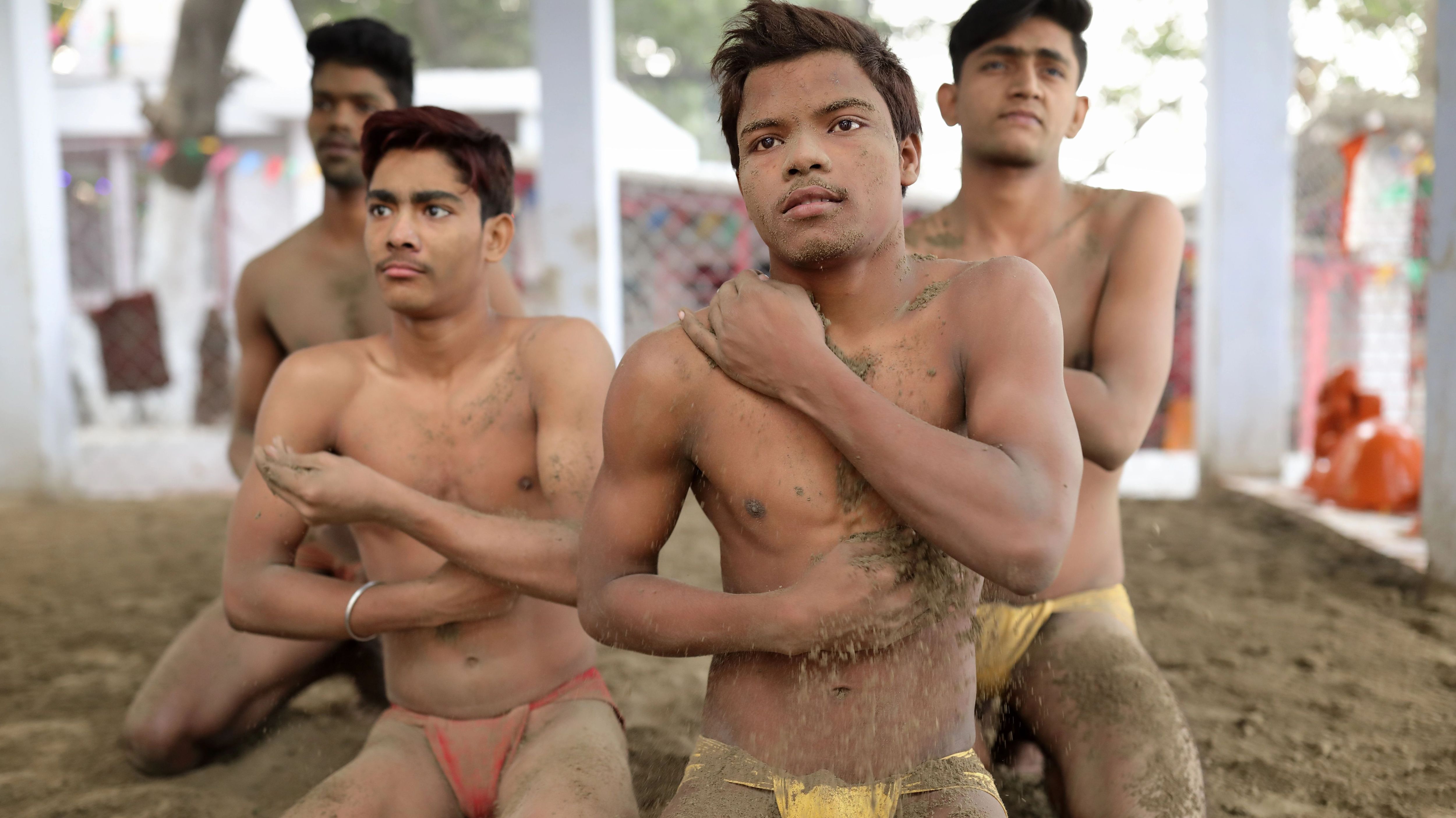 Die Kushti-Ringer reiben sich mit dem Sand ein, auf dem sie kämpfen. In den Sand sind Gewürze gemischt.