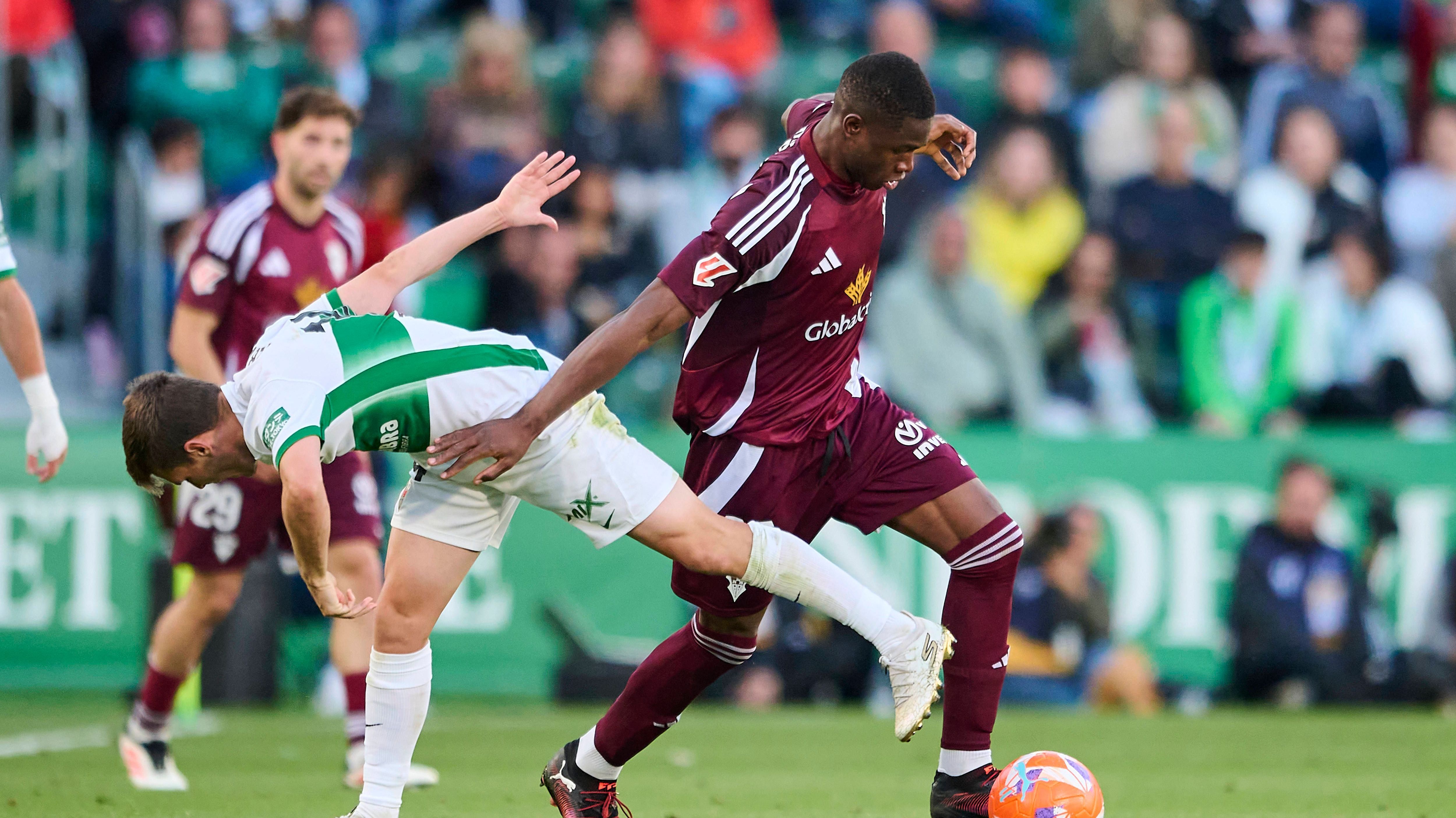 <strong>Christian Kofane (Albacete)</strong><br>Bayer Leverkusen steht offenbar vor einem Transfer des 18 Jahre alten Supertalents Christian Kofane. Wie mehrere spanische Medien übereinstimmend berichten, befinde sich der Werksklub beim Senkrechtstarter aus der 2. Liga von Albacete Balompie in der Pole Position. Kofane traf in nur 19 Spielen für seinen Klub schon achtmal.