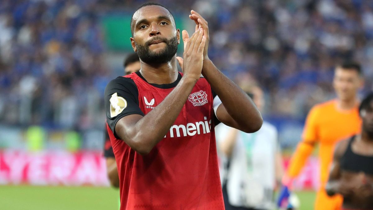 DFB-Pokal: FC Carl Zeiss Jena vs. Bayer 04 Leverkusen, 28.08.24 Kapitän Jonathan Tah (4, Bayer Leverkusen) applaudiert den Fans. Fußball, DFB-Pokal, 1. Runde: FC Carl Zeiss Jena vs. Bayer 04 Leverk...