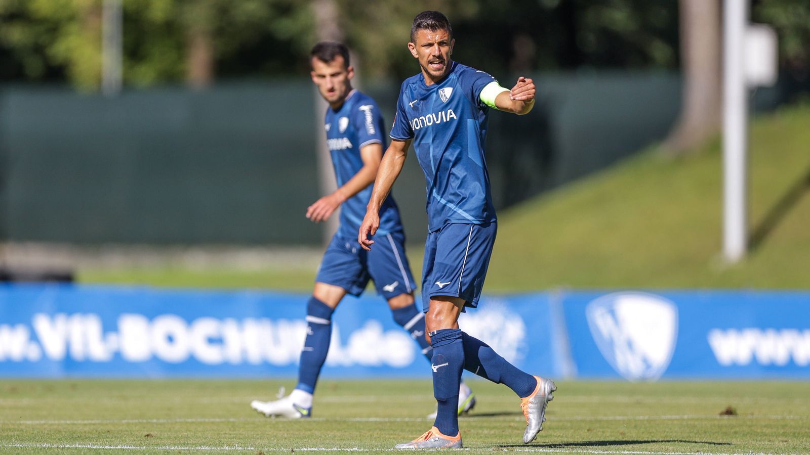 
                <strong>VfL Bochum</strong><br>
                Der 36-jährige Franzose Anthony Losilla war in den Bochumer Testspielen Kapitän und wird dies voraussichtlich auch in den Pflichtspielen sein.
              