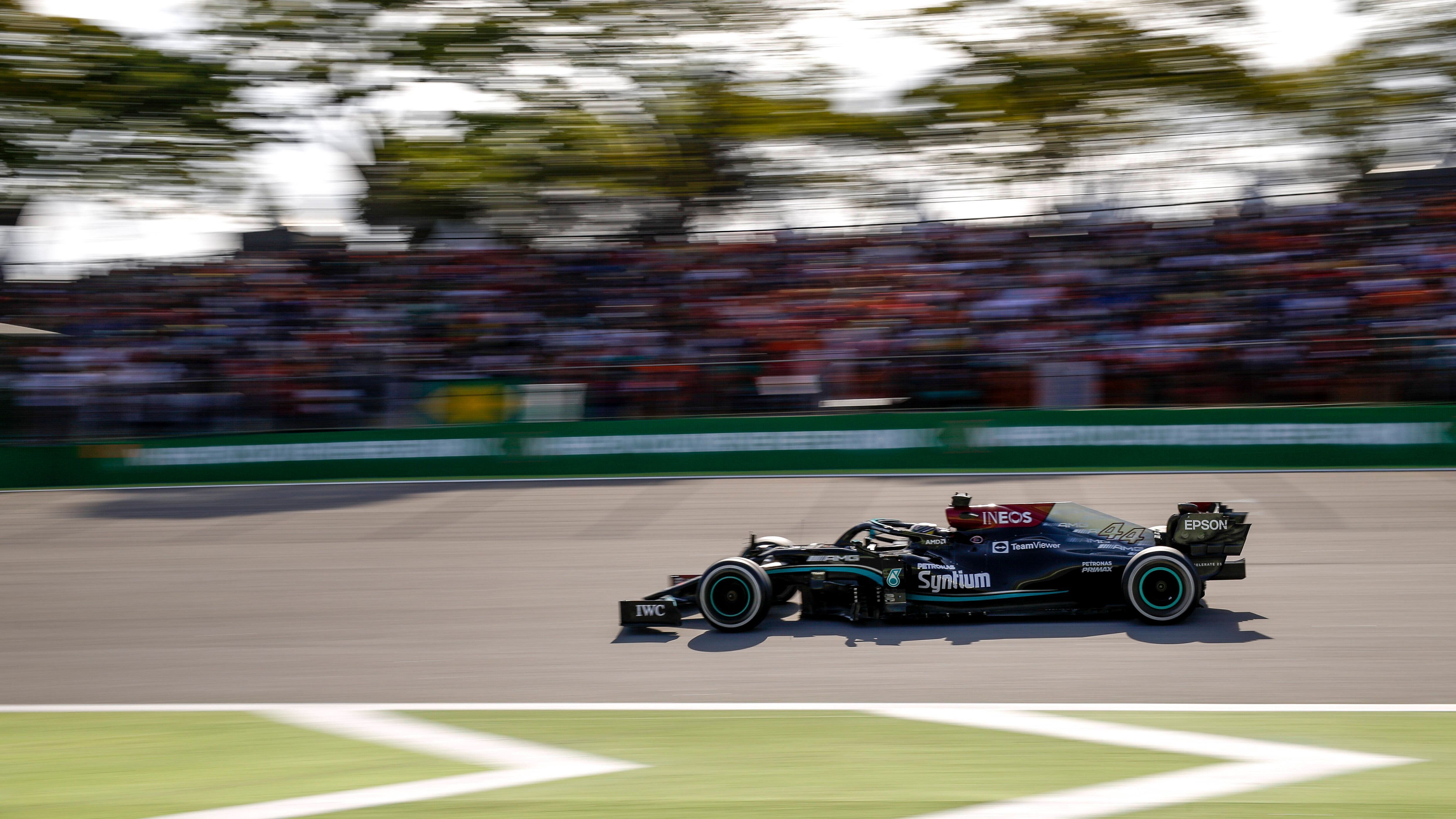 
                <strong>Hamiltons Raketenmotor lässt Red Bull staunen </strong><br>
                Vor dem Grand Prix in Brasilien hat Hamilton 19 Punkte Rückstand. Verstappen scheint der Titel kaum noch zu nehmen, doch dann schlägt Mercedes zurück. Nach einem Motorenwechsel pflügt Hamilton durch das Feld und schnappt sich - trotz harter Gegenwehr - schlussendlich auch Verstappen. Im Fokus stehen aber einmal mehr die Nebenschauplätze. Mercedes wird für einen Regelbruch im Zusammenhang mit dem DRS bestraft, Verstappen berührt - verbotenerweise - nach dem Qualifying den Heckflügel vom Mercedes. Hinter den Kulissen folgt eine Stichelei nach der anderen. Das Ganze weckt den Löwen in Hamilton (Teamchef Toto Wolff), der in Sprint- und Hauptrennen insgesamt 25 Strafplätze gutmacht.
              