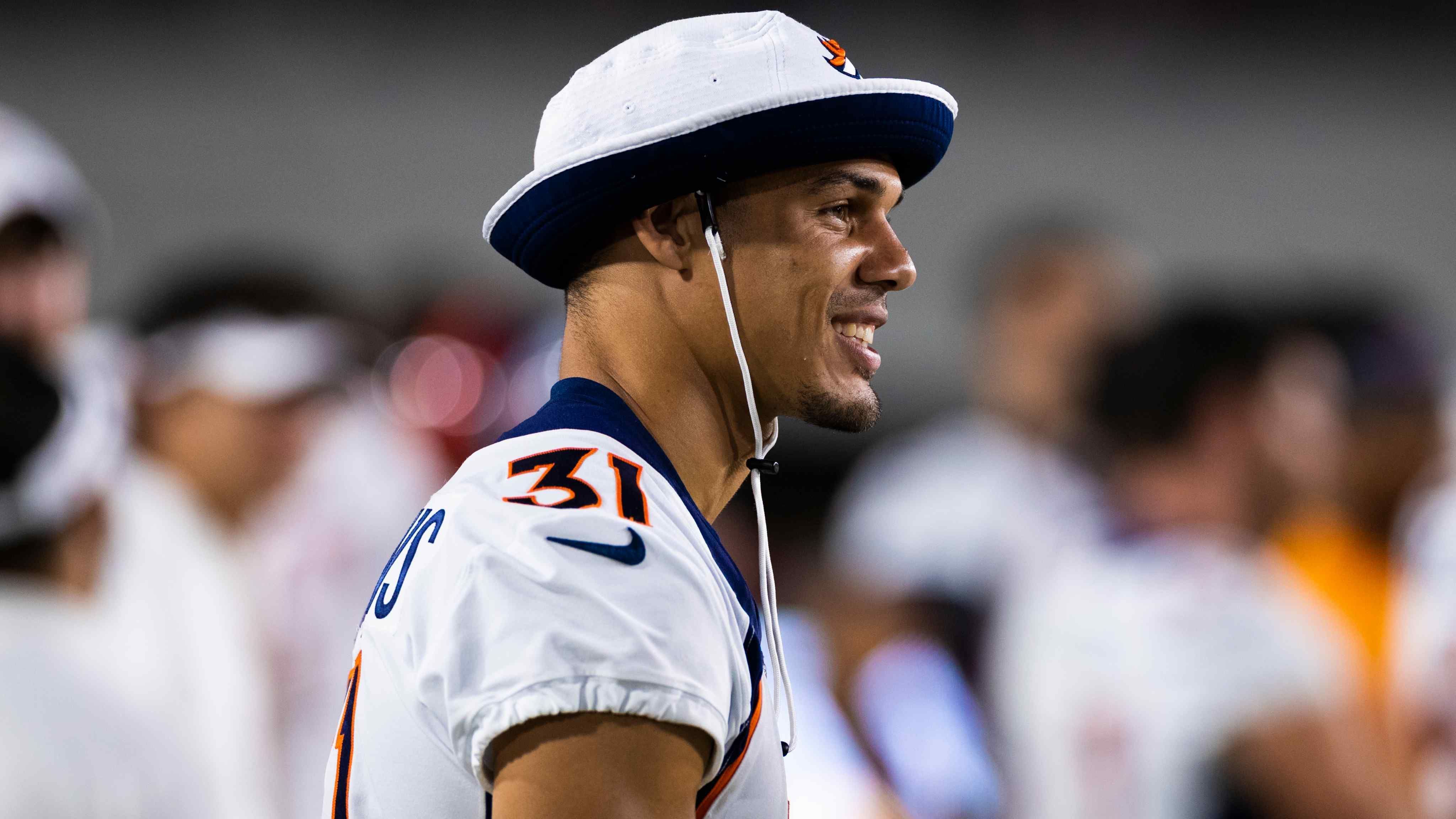 
                <strong>Platz 3: Justin Simmons (Denver Broncos)</strong><br>
                Justin Simmons ist war in der vergangenen Saison einer der effektivsten Verteidiger in der NFL, was Coverage angeht. Obwohl er nicht oft das Target war, konnte er in jeder dritten Defensivaktion ein enges Fenster forcieren, in welches der Quarterback werfen musste. Sein dritter Platz in dieser Liste ist mehr als gerechtfertigt:Passer rating allowed: 34,7Catch rate allowed below expectation: -6,7 Tight window pct: 34,1Target rate: 8,6Average separation yards: 2,9
              