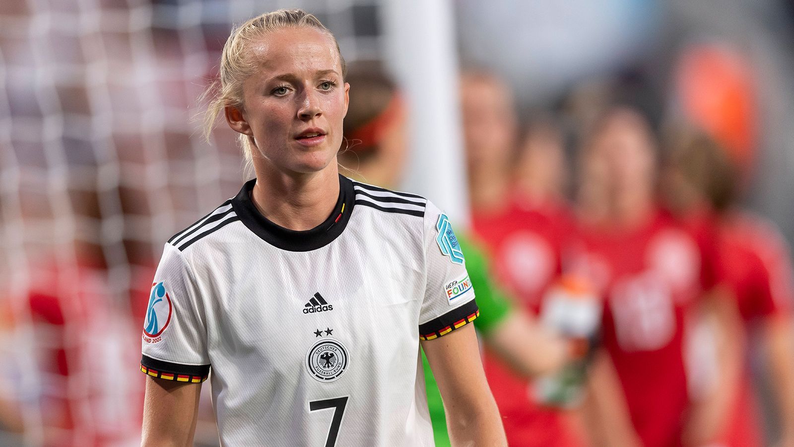 
                <strong>Lea Schüller (24)</strong><br>
                &#x2022; Verein: FC Bayern München<br>&#x2022; Position: Mittelfeld/Sturm<br>&#x2022; Studium: Wirtschaftsingenieurwesen<br>
              