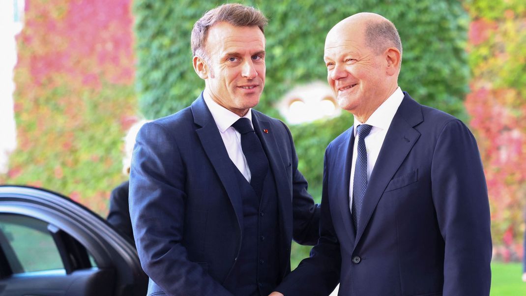 Präsident Macron (l.) empfängt in Paris Bundeskanzler Scholz (l.). Mehrere heikle Themen stehen auf der Agenda beider Spitzenpolitiker. (Archivbild)