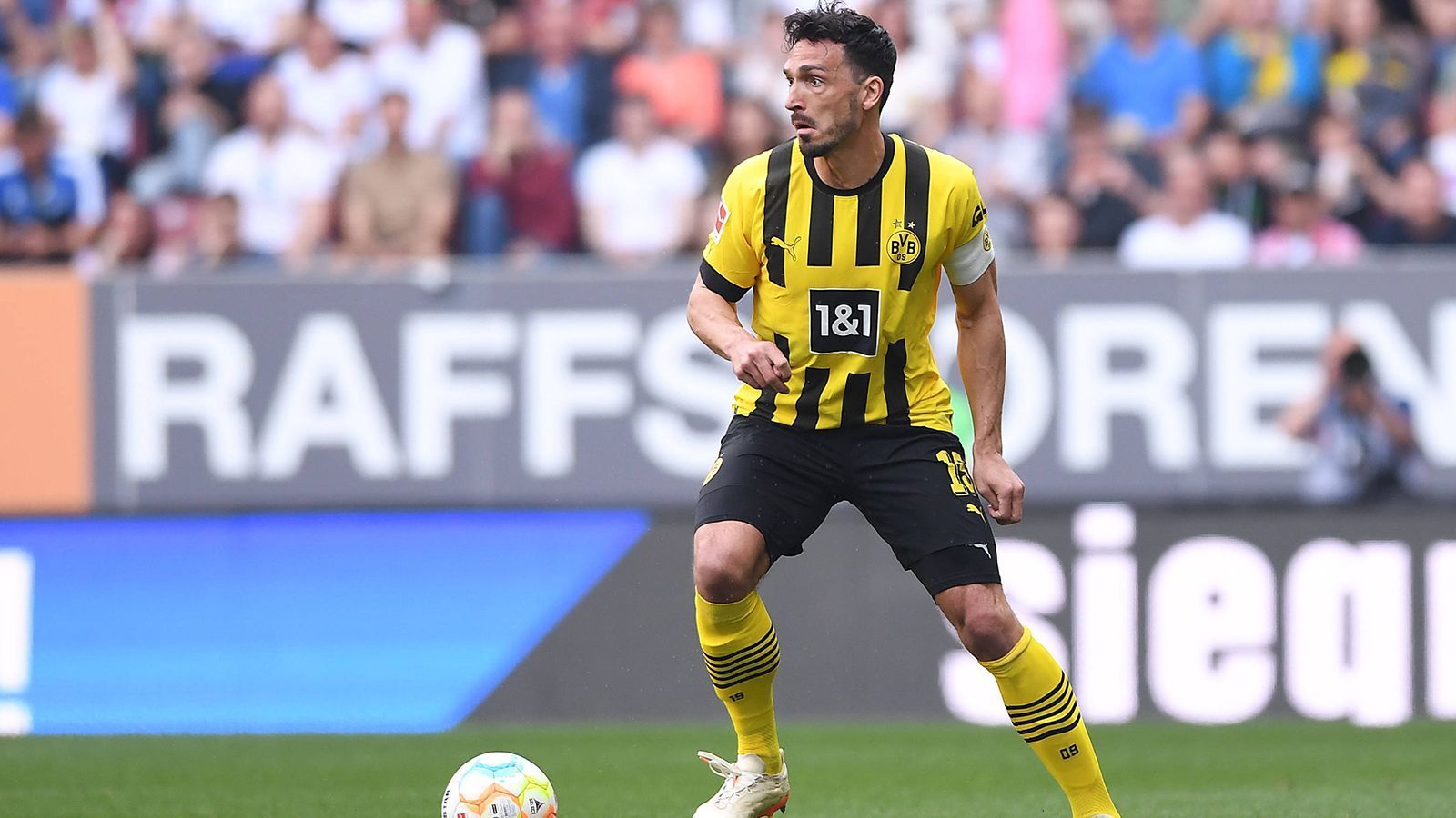 
                <strong>Mats Hummels (Borussia Dortmund) </strong><br>
                Mats Hummels ist mit Marco Reus der einzige Spieler aus der damaligen BVB-Elf, der immer noch bei den Dortmundern spielt – und jüngst sogar seinen Vertrag verlängert hat. Mit seinem Team steht er kurz vor dem Gewinn der deutschen Meisterschaft.
              