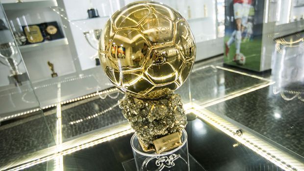 
                <strong>Ballon d'Or für Ronaldo</strong><br>
                Glanzvoll ist auch dieses schmucke Stück: Der Ballon d'Or zur Wahl des Weltfußballers, den CR7 bisher insgesamt dreimal gewann.
              