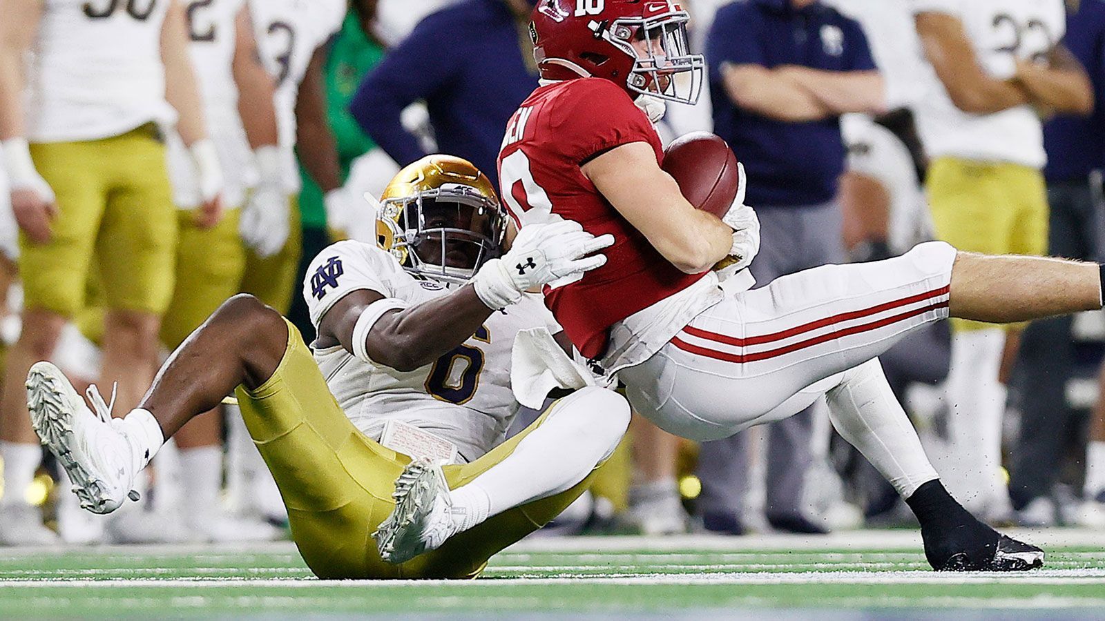 
                <strong>19. Pick: Washington Football Team - Jeremiah Owusu-Koramoah (Linebacker)</strong><br>
                Washington verstärkt eine ohnehin gute Defense mit einem variablen Linebacker, der sowohl in Coverage als auch im Laufspiel die Explosivität eines "Sideline to Sideline"-Spielers mitbringt. Owusu-Koramoah hat die Schnelligkeit, im Kurzpassspiel auch flinke Slot-Receiver zu decken.
              