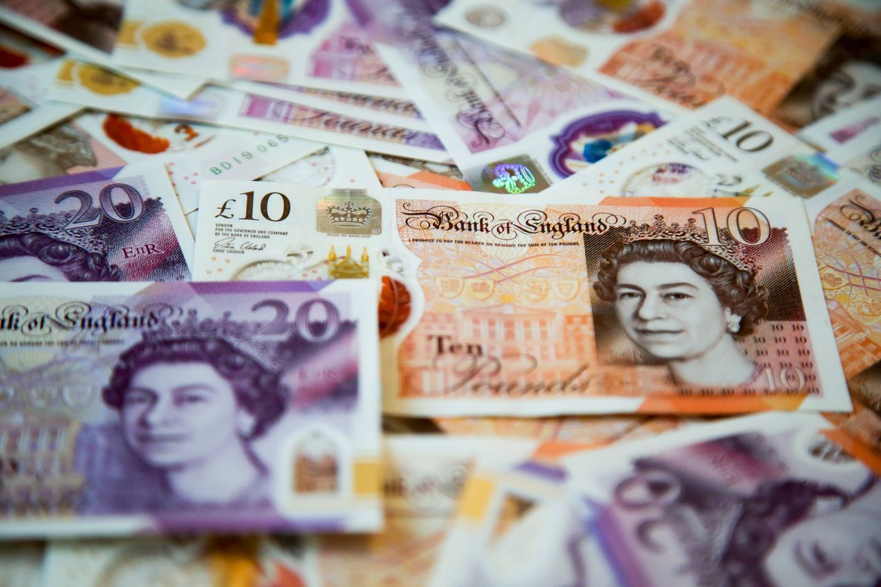 Der britische Pfund belegt den 5. Platz. Der Pfund ist etwa 1.200 Jahre alt und damit die älteste Währung der Welt, die immer noch in Gebrauch ist. Britische Kolonien geben ihre eigenen Banknoten aus, die sich zwar optisch, aber nicht im Währungskurs unterscheiden. Ein Pfund Sterling ist 1,11 Euro. 