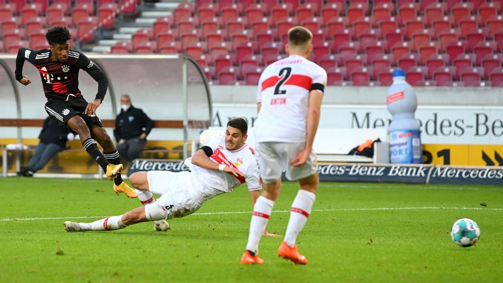 
                <strong>Kingsley Coman</strong><br>
                Der beste Bayern-Spieler an diesem Nachmittag. Sorgt gemeinsam mit Gnabry auf den Flügeln für Wirbel. Dribbelt seine Gegenspieler scheinbar mühelos aus, auch seine Flanken bedeuten meistens Gefahr. Hätte sich um ein Haar schon in der 3. Minute in die Scorer-Liste eingetragen, als er Lewandowskis Latten-Treffer vorbereitet. Erzielt in der 38. Minute das 1:1 in Robben-Manier und kommt auch in der Folge immer wieder zum Abschluss. Bereitet in der Nachspielzeit der ersten Hälfte auch die 2:1-Führung durch Lewandowski vor. Nach der Pause nicht mehr so effektiv, wird in der 69. Minute für Costa ausgewechselt. Mit einem Tor und einem Assist verdient er aber die ran-Note: 2
              