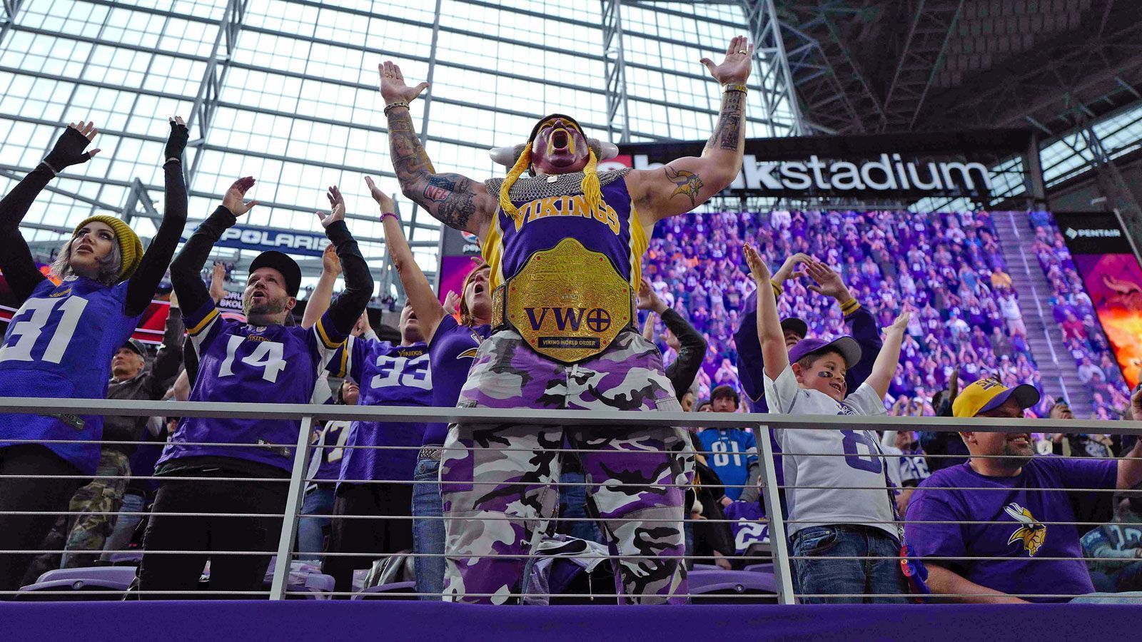 
                <strong>14. Platz: Minnesota Vikings</strong><br>
                Stadion: U.S. Bank Stadium (Kapazität: 73.000) - Fan-Kosten: 562,35 US-Dollar
              