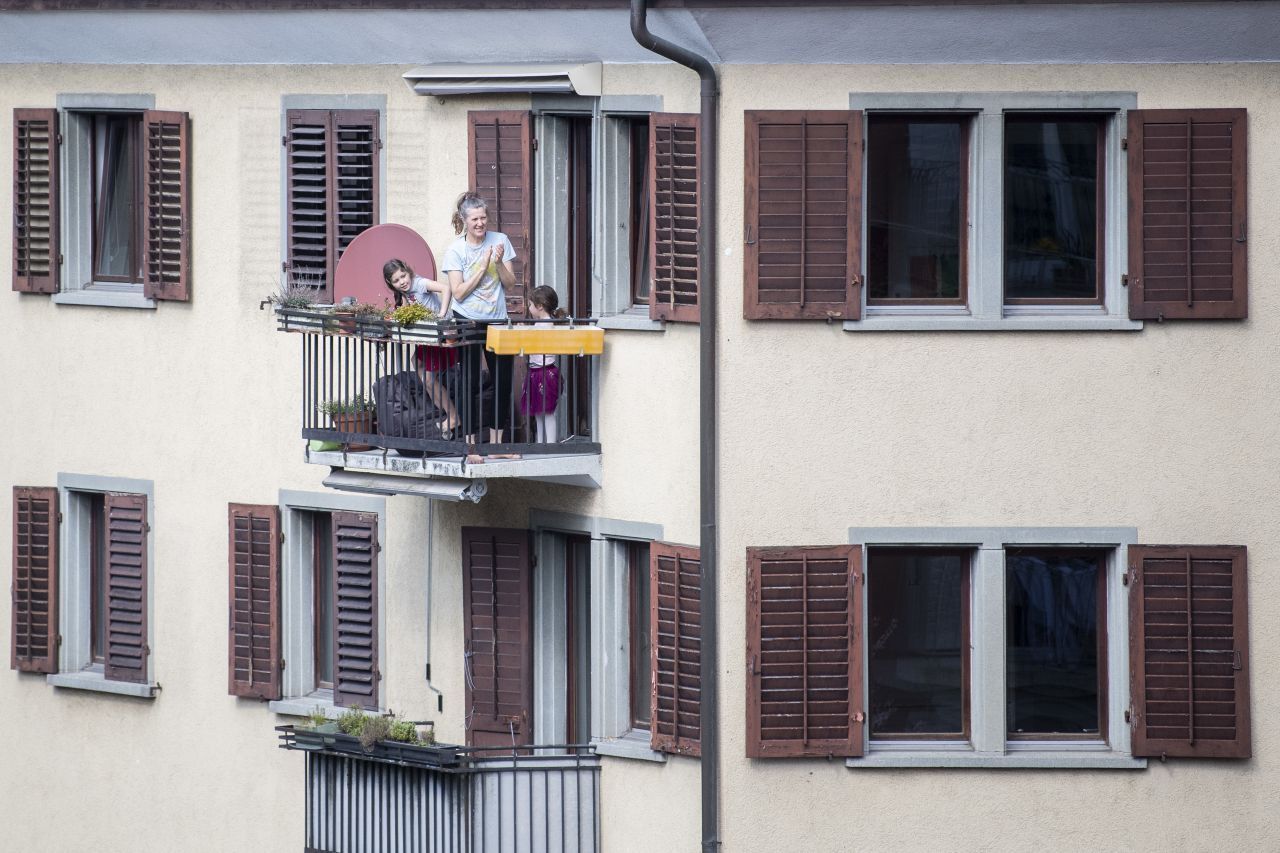 Ähnliches Bild, anderes Land: In Luzern, Schweiz, finden sich auch Menschen auf ihren Balkonen ein, um dem medizinischen Personal zu danken.