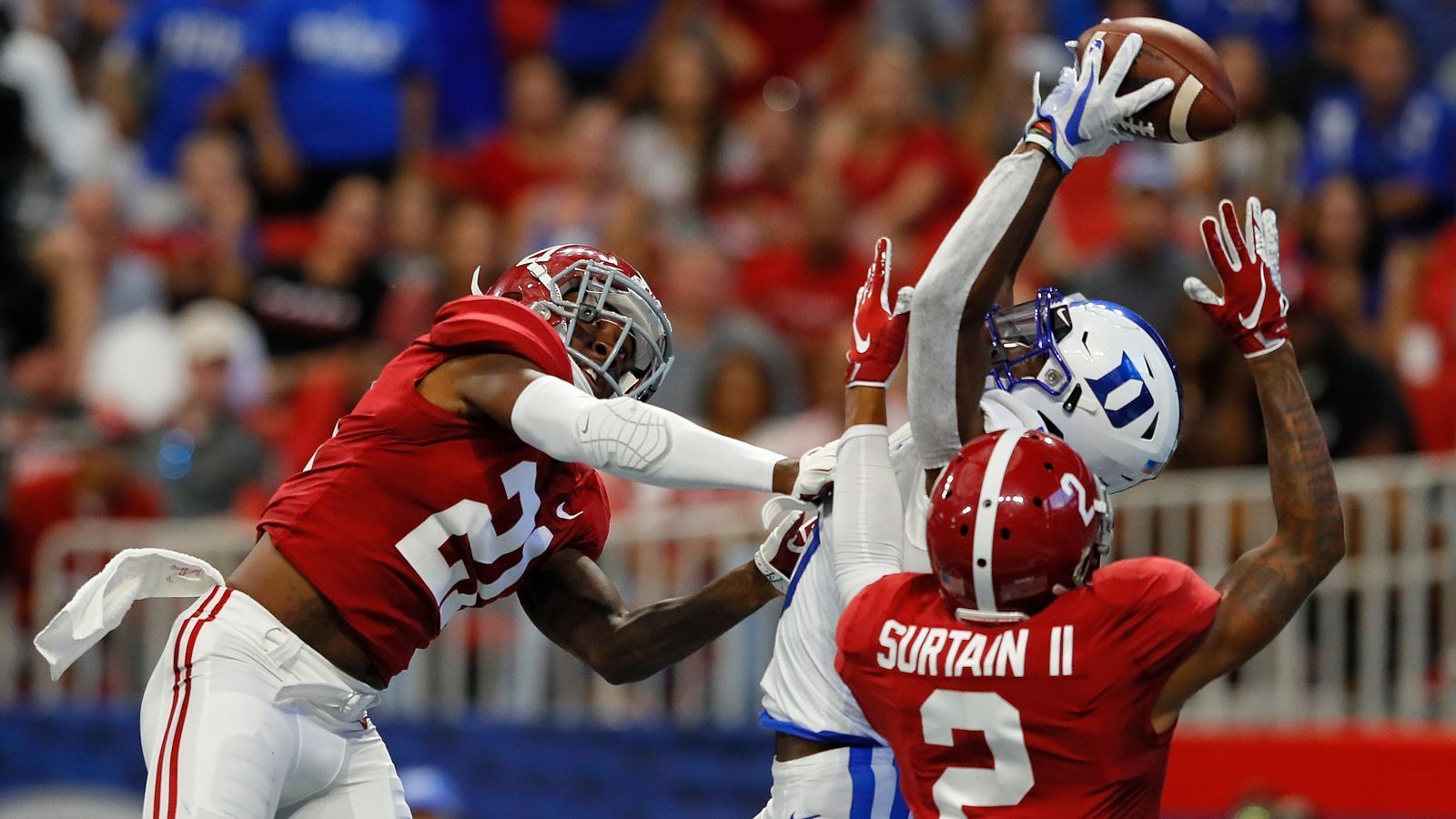 
                <strong>Team: Gegner fürchten Patrick Surtain II</strong><br>
                Nicht nur in der Offense haben die Crimson Tides viel Qualität, sondern auch in der Defense. Mit Surtain (rechts) verfügen sie über einen der besten Cornerbacks im College Football. Die gegnerischen Offensivreihen meiden ihn bereits, da sie wissen, dass es nicht erfolgsversprechend ist, in seine Richtung zu werfen. Somit wird auch er als Erstrundenpick im kommenden Draft gehandelt.
              