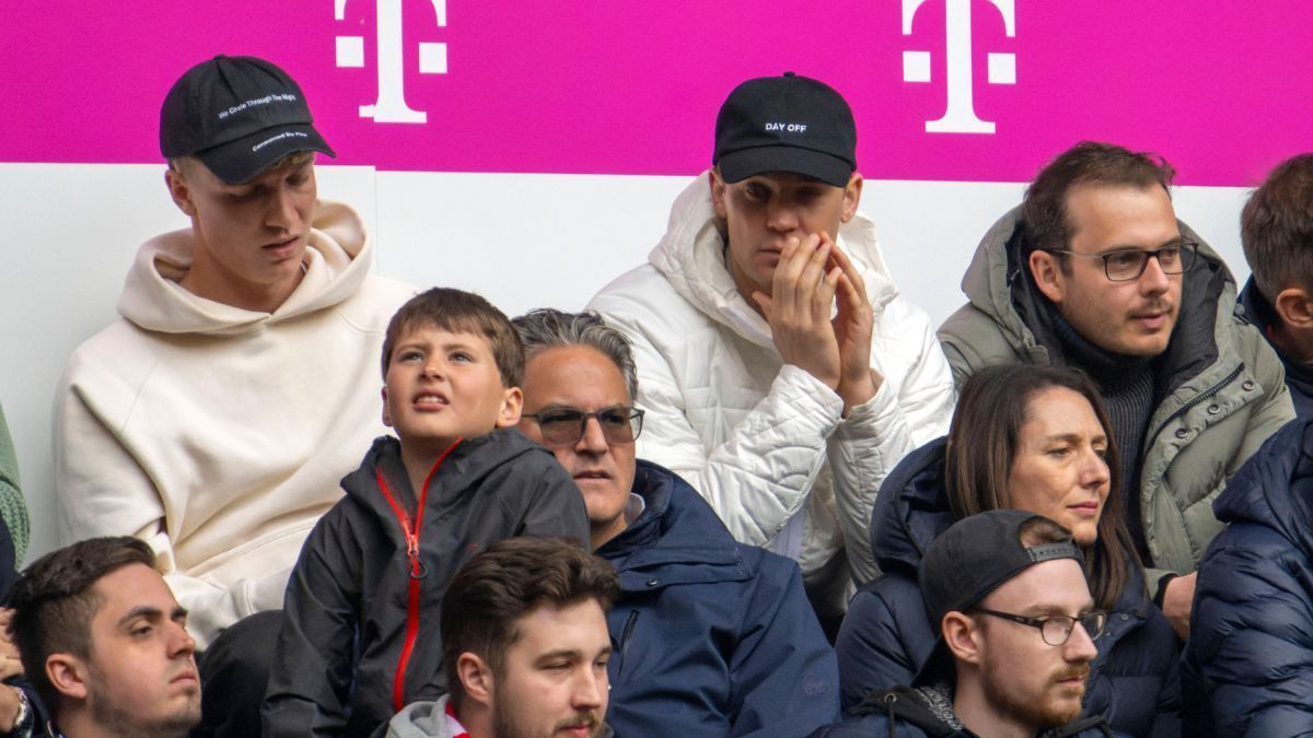 
                <strong>Manuel Neuers Ski-Unfall</strong><br>
                Man kommt nicht drum herum: Die Verletzung des Bayern-Kapitäns war selbstverschuldet. Sie erfolgte nicht auf dem Spielfeld, sondern beim Skifahren. Wären die Bayern im DFB-Pokal und in der Champions League ausgeschieden, wenn Manuel Neuer wie zu seinen besten Zeiten ein paar unhaltbare Bälle pariert hätte? Hätten die Bayern ein paar Spieltage eher die Meisterschaft gewonnen? Das werden wir nie erfahren, denn der 37-Jährige verfolgte Bayerns Auftritte seit Januar nur noch vom Krankenbett oder der Tribüne aus.
              