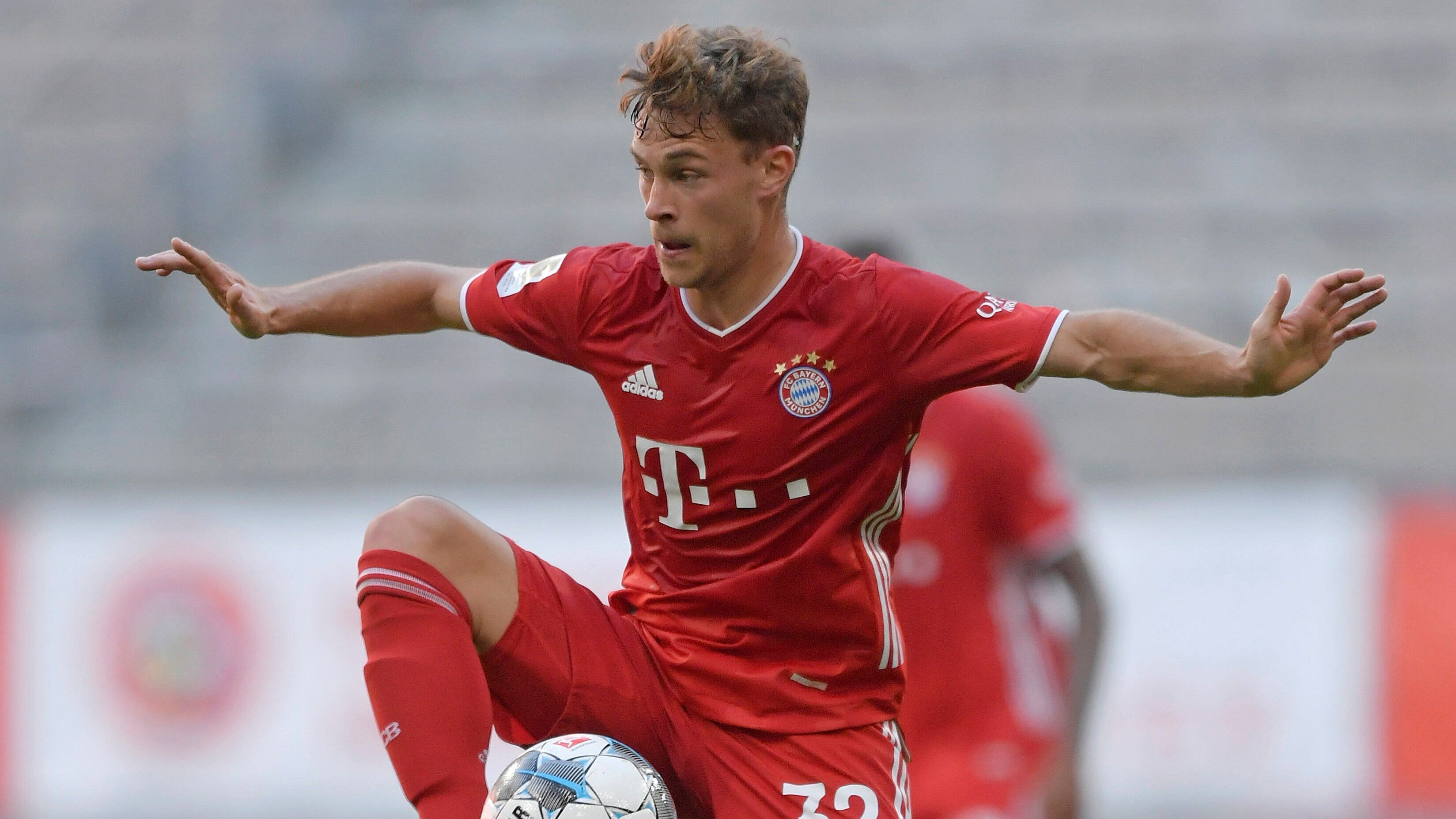 
                <strong>Joshua Kimmich</strong><br>
                Kann in der ersten Halbzeit abseits von Standard-Situationen kaum offensive Akzente setzen. Gegen mutige und hoch pressende Gladbacher zumeist defensiv gefordert. Im ersten Durchgang fehlt den Bayern die gewohnte Dominanz im Mittelfeld. Leistet sich einen schlimmen Ballverlust im Zentrum (35.), der aber ohne Folgen bleibt. Spielt einen Zauberball auf Gnabry (53.), der das Spielgerät aber nicht kontrollieren kann. Wie ein Großteil seiner Mitspieler deutlich verbessert nach der Pause, insgesamt kam aber zu wenig an diesem Abend. ran-Note: 
              