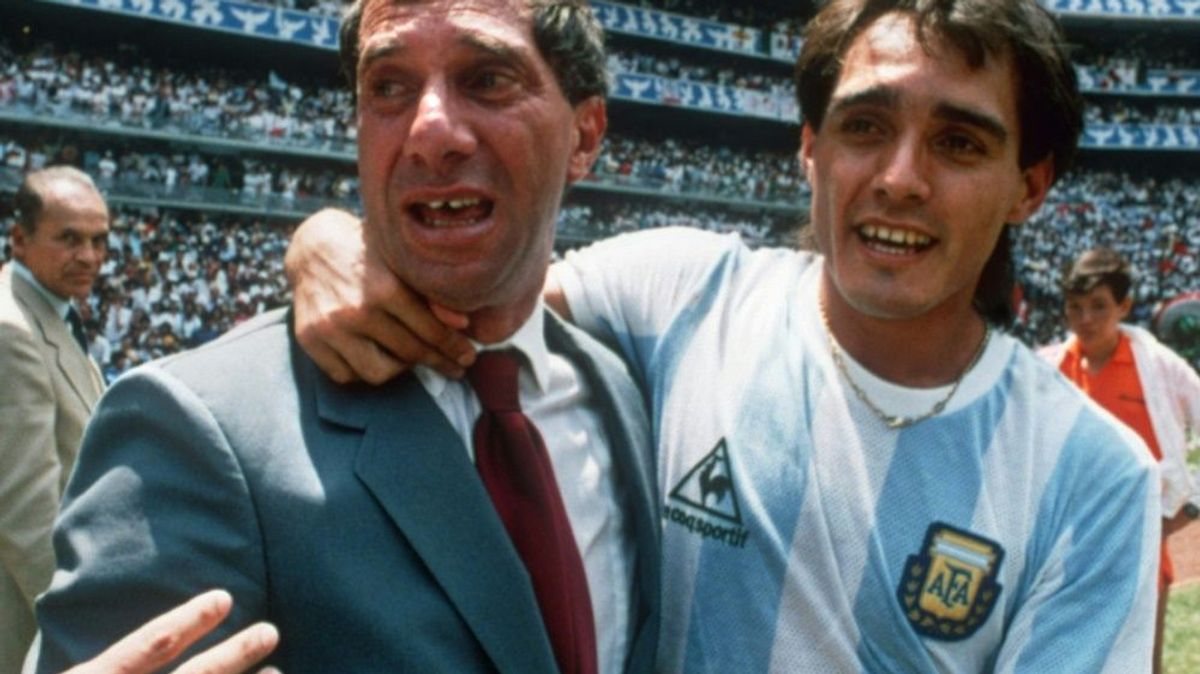 Carlos Bilardo (l.) bestreitet das Versprechen