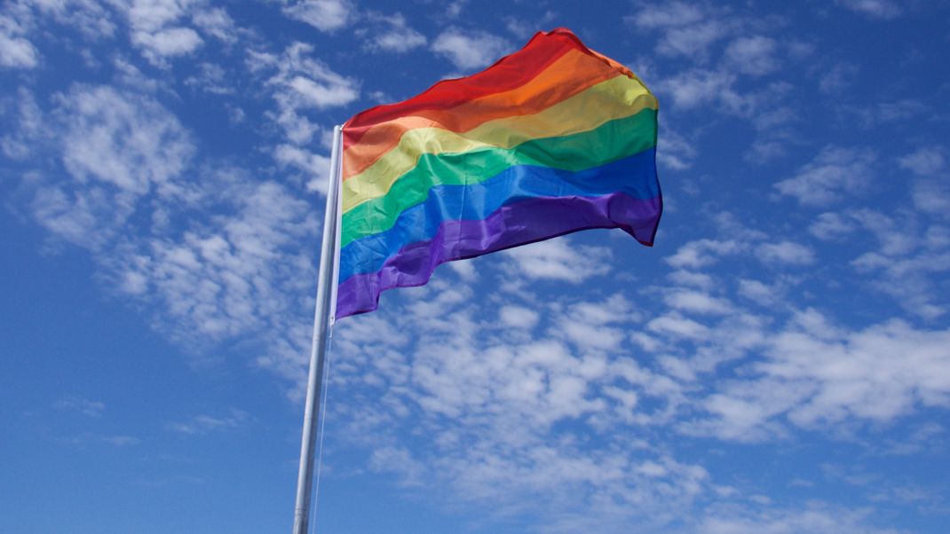 Vor dem Bahnhof Brandenburg wird es keine farbenfrohe Rainbowflag mehr geben. (Symbolbild)