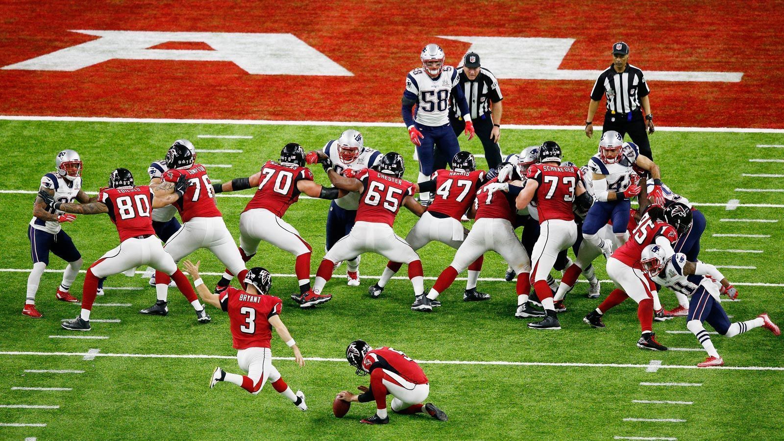 
                <strong>41 Jahre: Matt Bryant (Atlanta Falcons)</strong><br>
                Ob sich Matt Bryant gerne an seinen einzigen Super Bowl zurückerinnert? Der damals 41-Jährige war Kicker der Atlanta Falcons als diese eine 28:3-Führung wegwarfen. An ihm lag es allerdings nicht. Er verwandelte alle seiner vier Extrapunkte. 2019 wurde er von den Falcons entlassen. In der Folge hängte er seinen Helm an den Nagel.
              