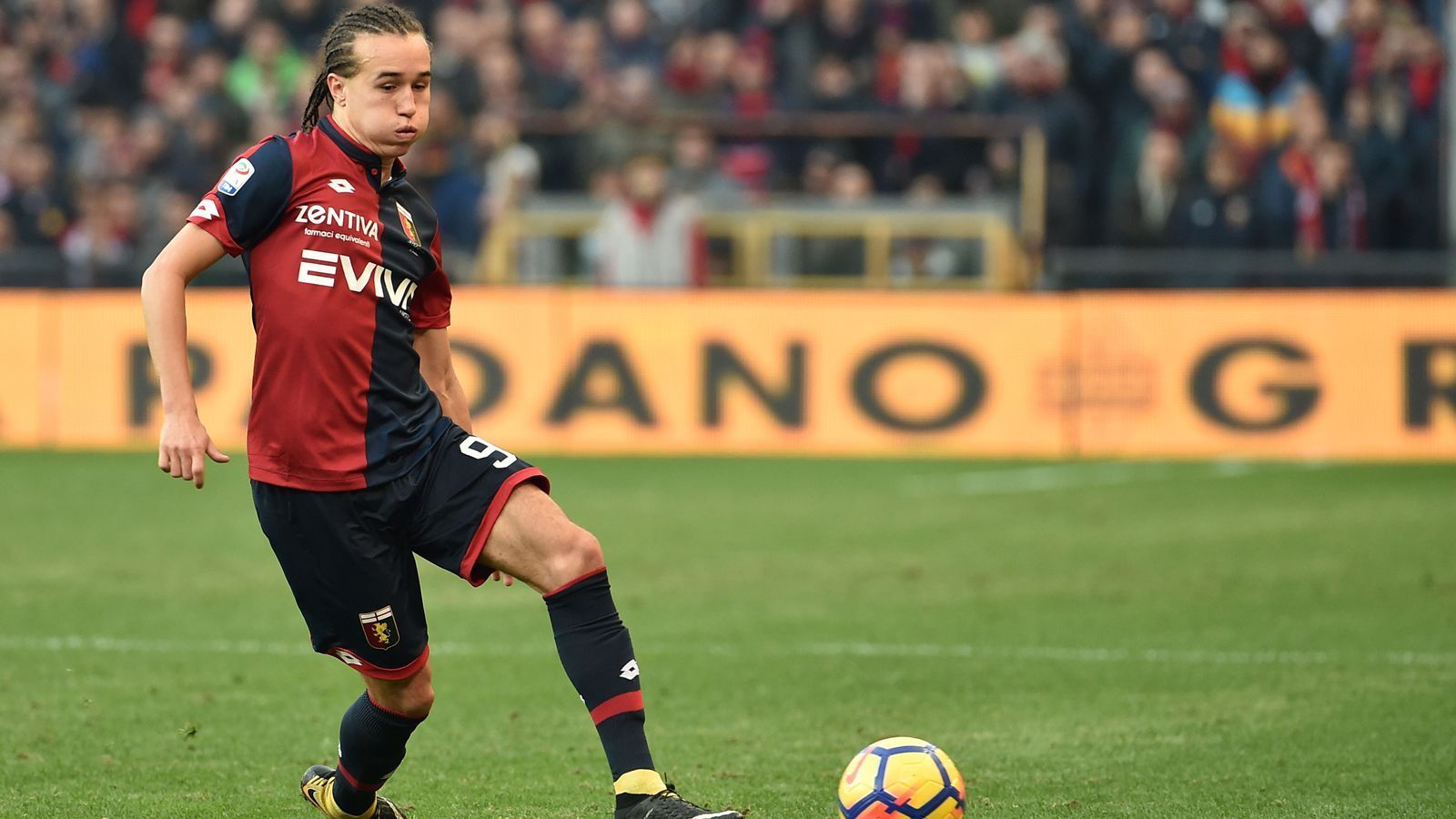 
                <strong>Diego Laxalt (Zugang AC Milan)</strong><br>
                Der AC Milan hat sich am letzten Tag der Sommertransfer-Periode in der Serie A noch einmal in der Offensive verstärkt - und zwar gleich doppelt! Zum einen verpflichtete das Team von Coach Gennaro Gattuso den uruguayischen WM-Teilnehmer Diego Laxalt vom FC Genua und gab ihm einen Vierjahres-Vertrag bis 2022. Für den 25 Jahre alten Außenbahnspieler werden nach Vereinsangaben 14 Millionen Euro Ablöse fällig und zudem wechselt Stürmer Gianluca Lapadula als Draufgabe auch noch nach Genua. Laxalt stand übrigens bis 2016 ausgerechnet bei Milans Stadtrivalen Inter Mailand unter Vertrag. Neben dem Nationalspieler Uruguays schnappte sich Milan auch noch ...
              