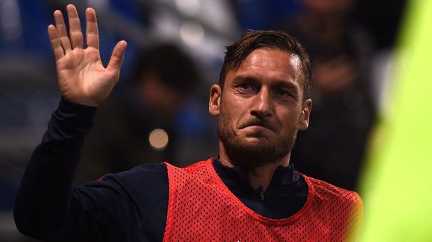 
                <strong>Francesco Totti sagt Arrivederci</strong><br>
                Mit 40 Jahren heißt es fine. Nach 619 Spielen in der Serie A und 250 Toren für den AS Rom hängt Francesco Totti seine Fußballschuhe an den Nagel.
              