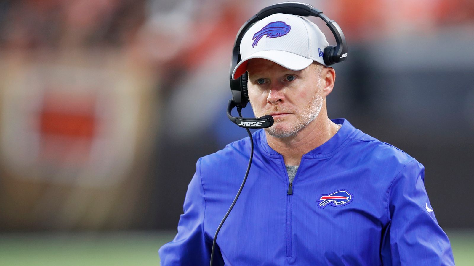 <strong>Buffalo Bills</strong><br>
                • Head Coach: Sean McDermott (im Bild)&nbsp;<br>• Offensive Coordinator: Joe Brady<br>• Defensive Coordinator: Sean McDermott&nbsp;<br>• Special Teams Coordinator: Matthew Smiley&nbsp;<br>• General Manager:&nbsp;Brandon Beane