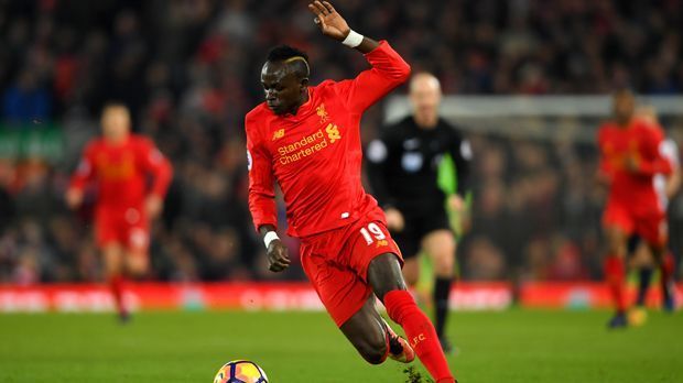 
                <strong>Sadio Mane</strong><br>
                Sadio Mane: Mit dem heutigen Liverpool-Star machte Metz 2012 als gerade in die dritte französische Liga abgestiegener Klub ein gutes Geschäft. Für den Wechsel nach Salzburg sollen vier Millionen Euro geflossen sein. Zu diesem Zeitpunkt war der Senegalese schon Nationalspieler und entwickelte sich anschließend in Österreich zu einem Ausnahmespieler. Über die Zwischenstation Southampton kam Mane 2016 zu Jürgen Klopps "Reds". Der deutsche Coach wollte den Afrikaner bereits zum BVB holen, schnappte sich dann aber dessen Salzburger Mitspieler Kevin Kampl.
              